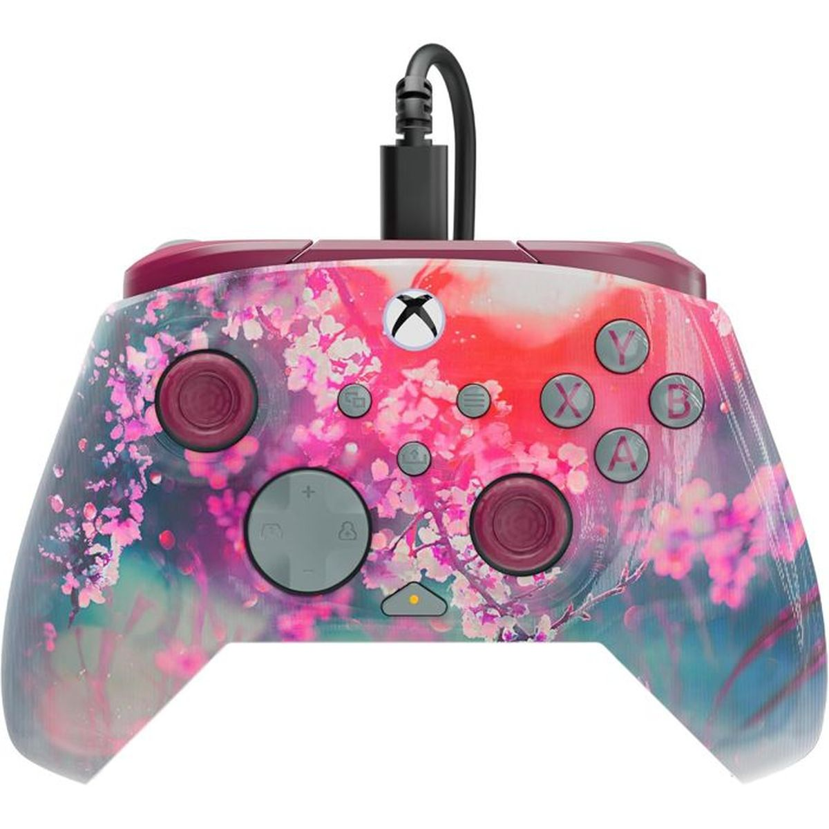 Ein Xbox-Controller mit einem Kirschblütenmuster in Pink und Blau. Ein schwarzes Kabel ist verbunden.