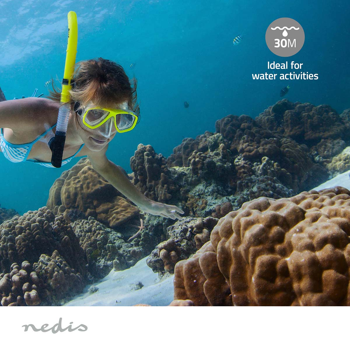 Donna fa snorkeling su barriera corallina con pesci. Testo: 30M, Ideale per attività acquatiche.