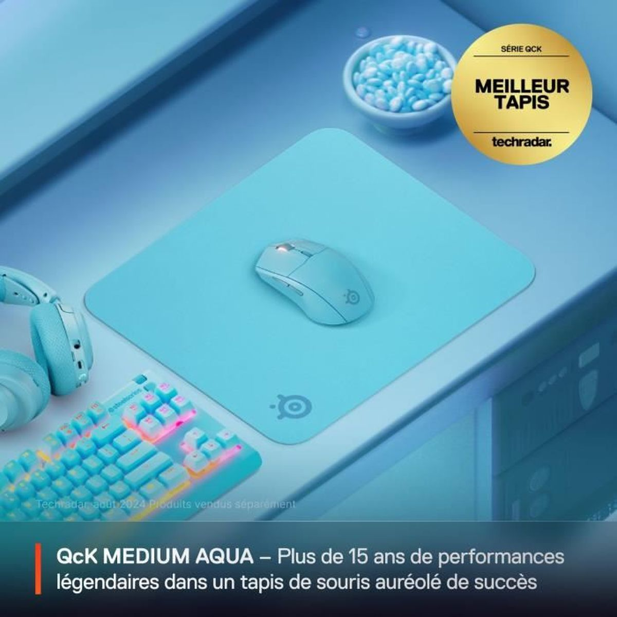 Mouse da gaming azzurro su tappetino coordinato con tastiera e cuffie.