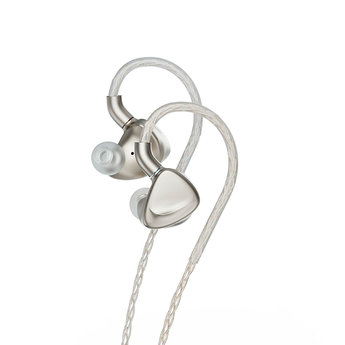 Dos auriculares plateados intrauditivos con cables transparentes sobre fondo blanco.