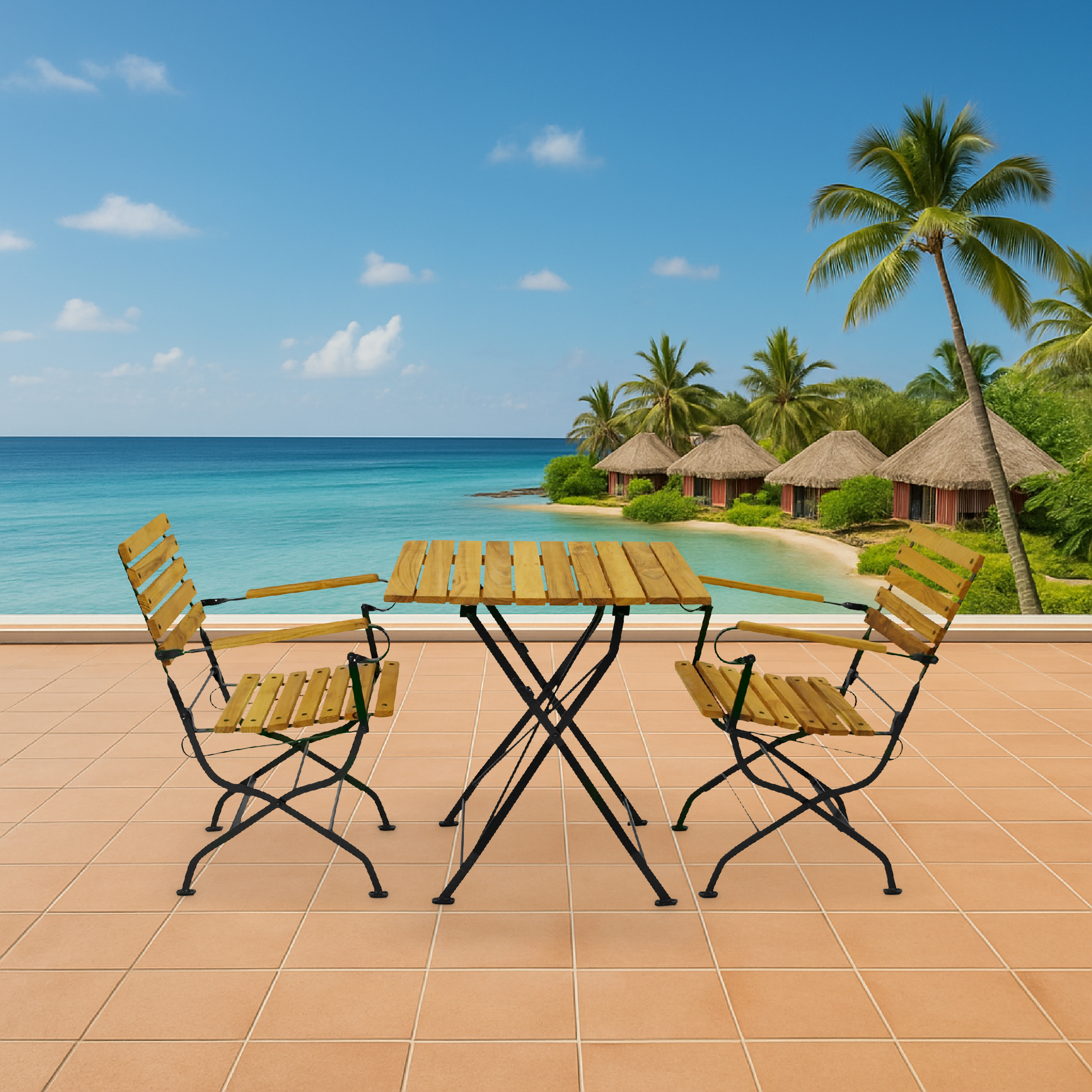Holztisch und Stühle auf einer Terrasse mit Blick auf tropische Hütten und das Meer.