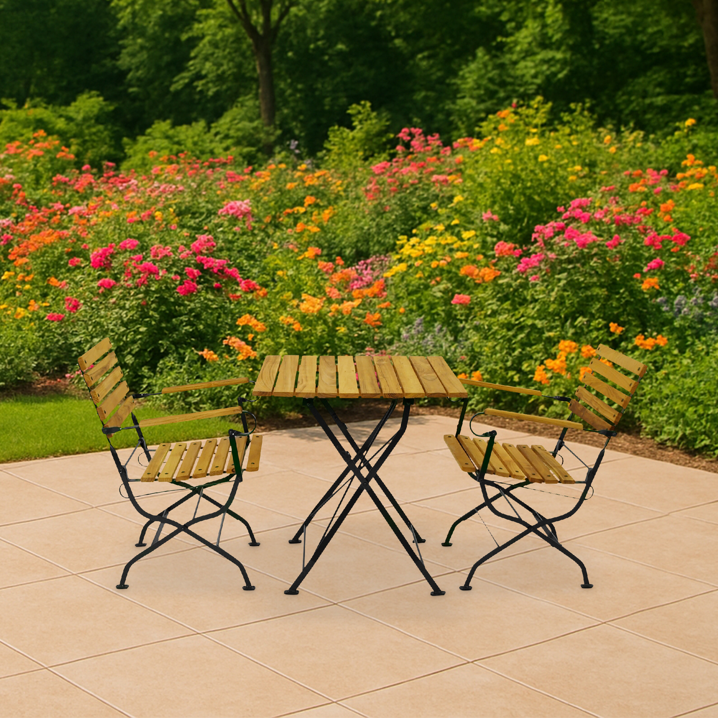 Ein Holztisch mit zwei Stühlen steht auf einer Terrasse vor blühenden Blumen.