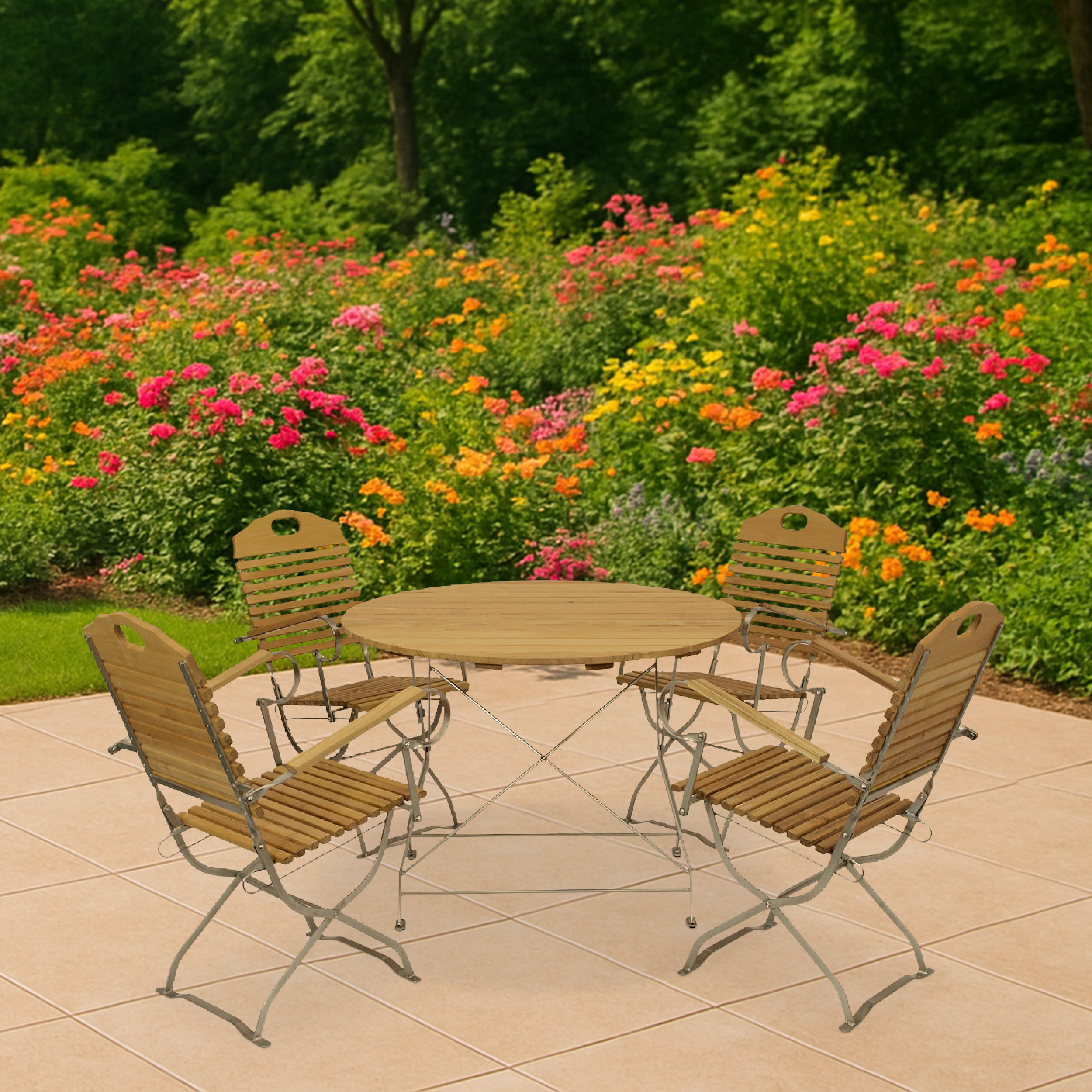 Holztisch mit vier Holzstühlen auf einer gefliesten Terrasse, im Hintergrund blühende Blumen.