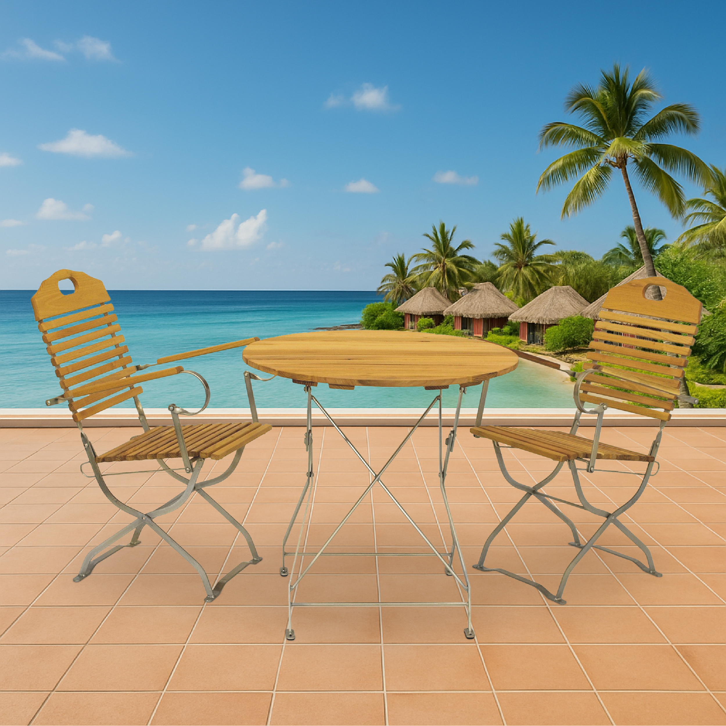 Holztisch und Stühle auf einer Terrasse mit Blick auf das Meer und Palmen.