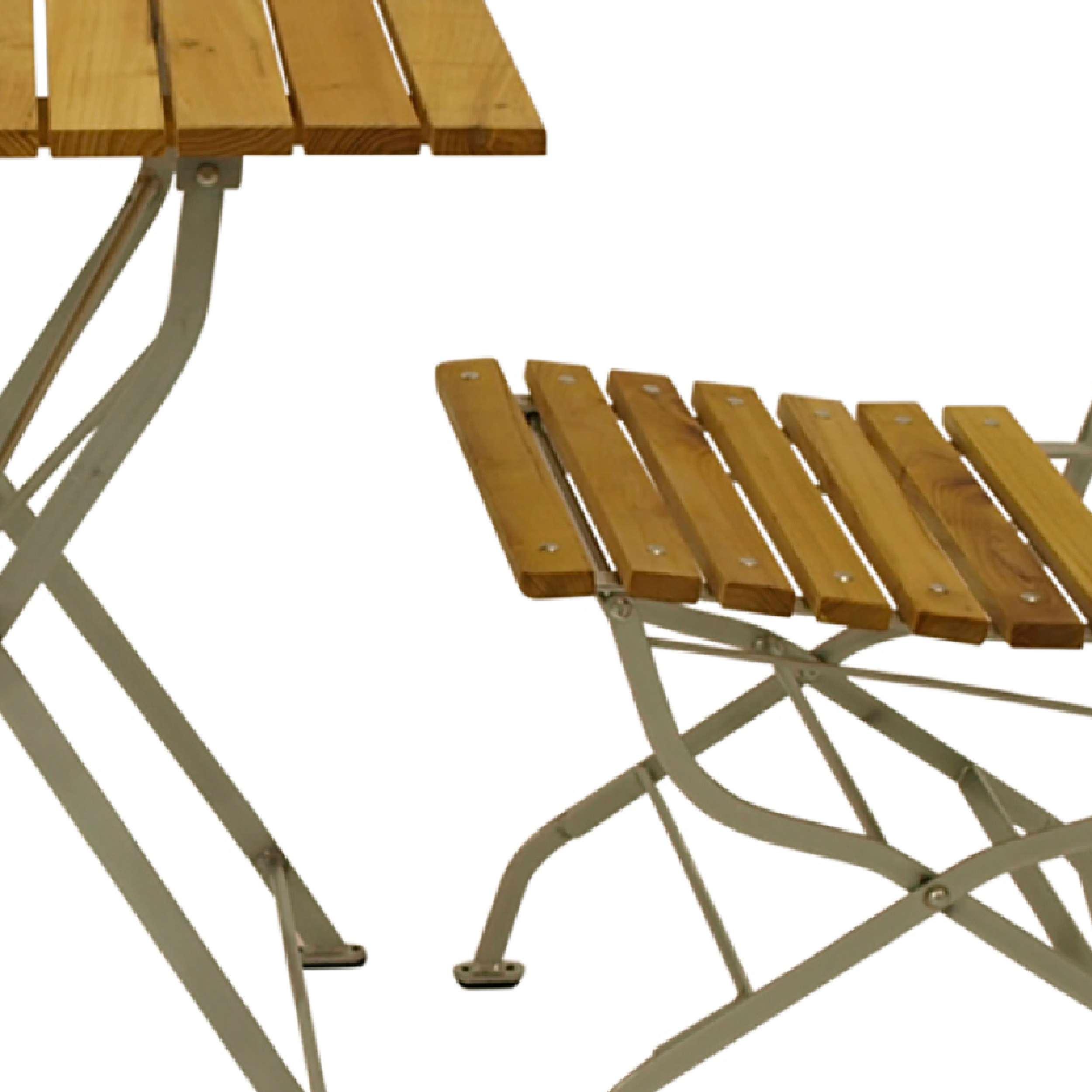 Holztisch und Stuhl mit Metallgestell, freigestellt.