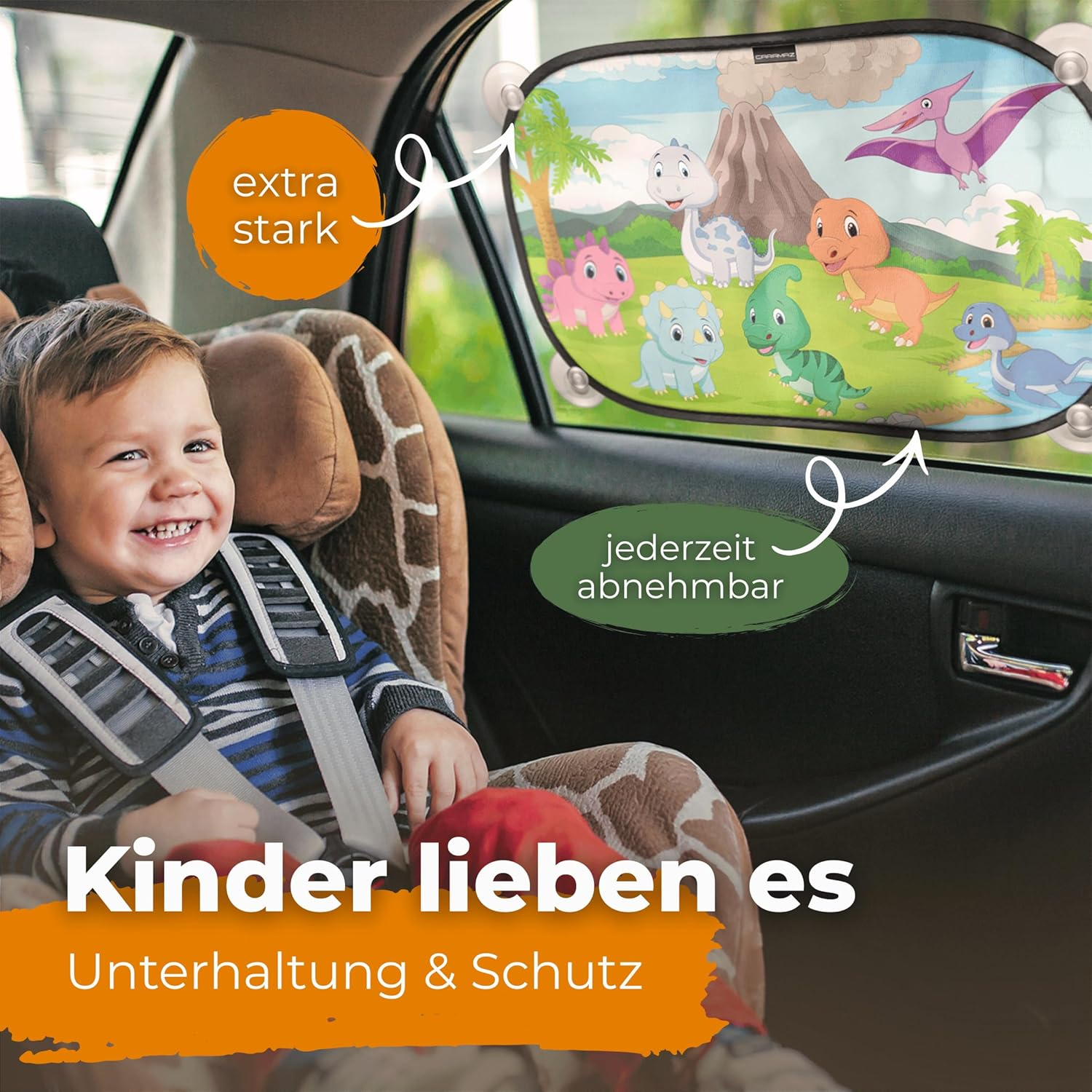 Lächelnder Junge im Kindersitz, Sonnenschutz mit Dino-Cartoons u. Vulkan.