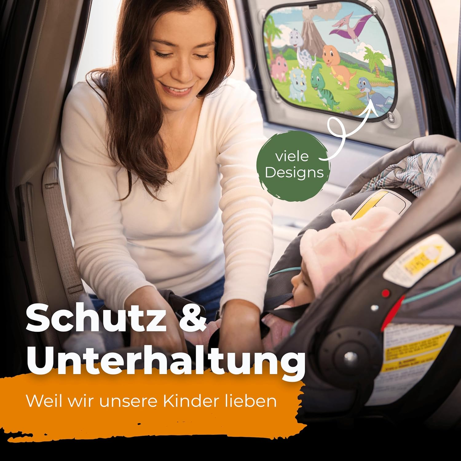 Frau befestigt Autositz, Sonnenschutz mit Dinosauriern im Fenster.