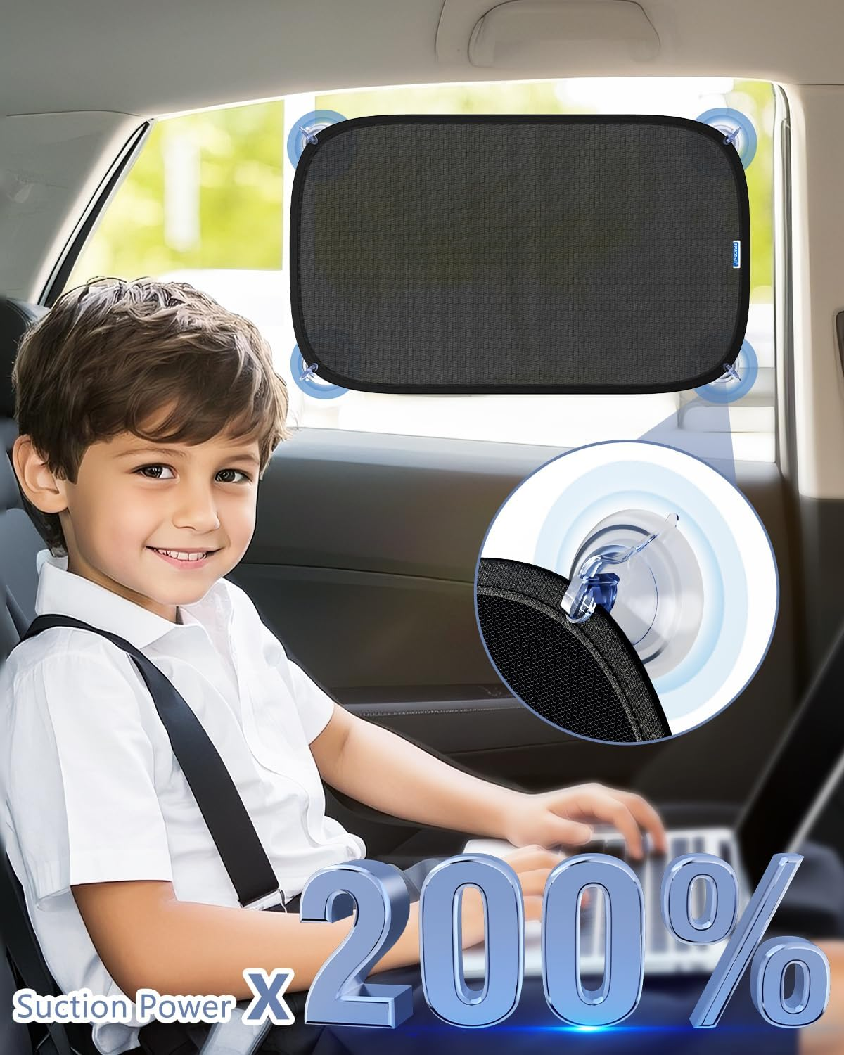 Ein Junge sitzt im Auto und lächelt, ein Sonnenschutz ist am Fenster befestigt.