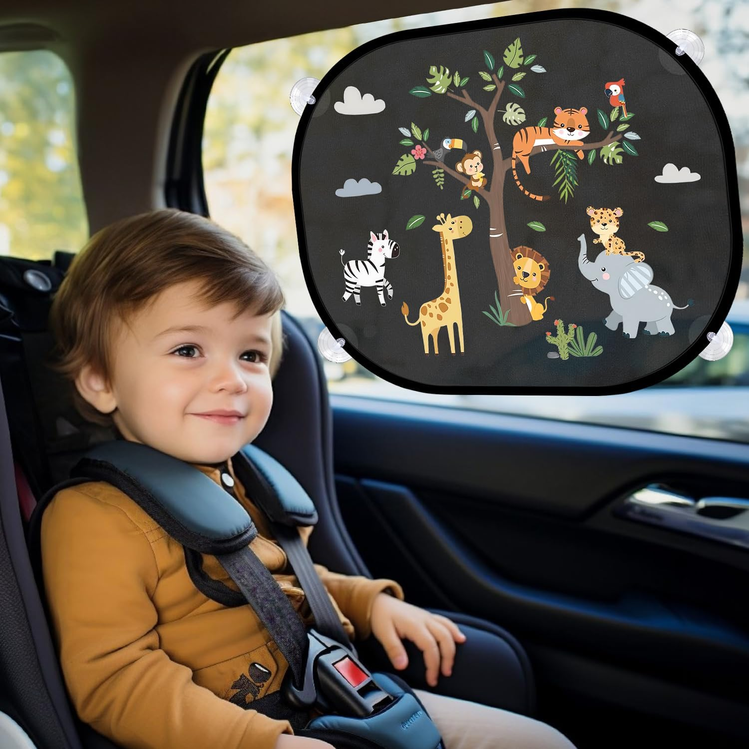 Ein lächelnder Kleinkind im Kindersitz schaut auf einen Sonnenschutz mit Cartoon-Dschungeltieren.