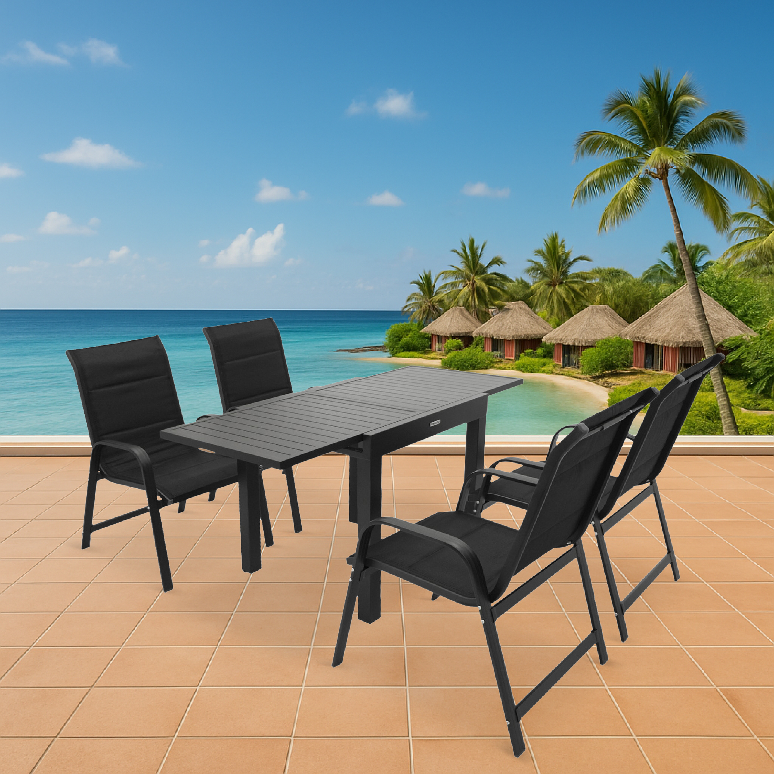 Ein schwarzer Tisch und vier Stühle stehen auf einer Terrasse mit Blick auf das Meer.