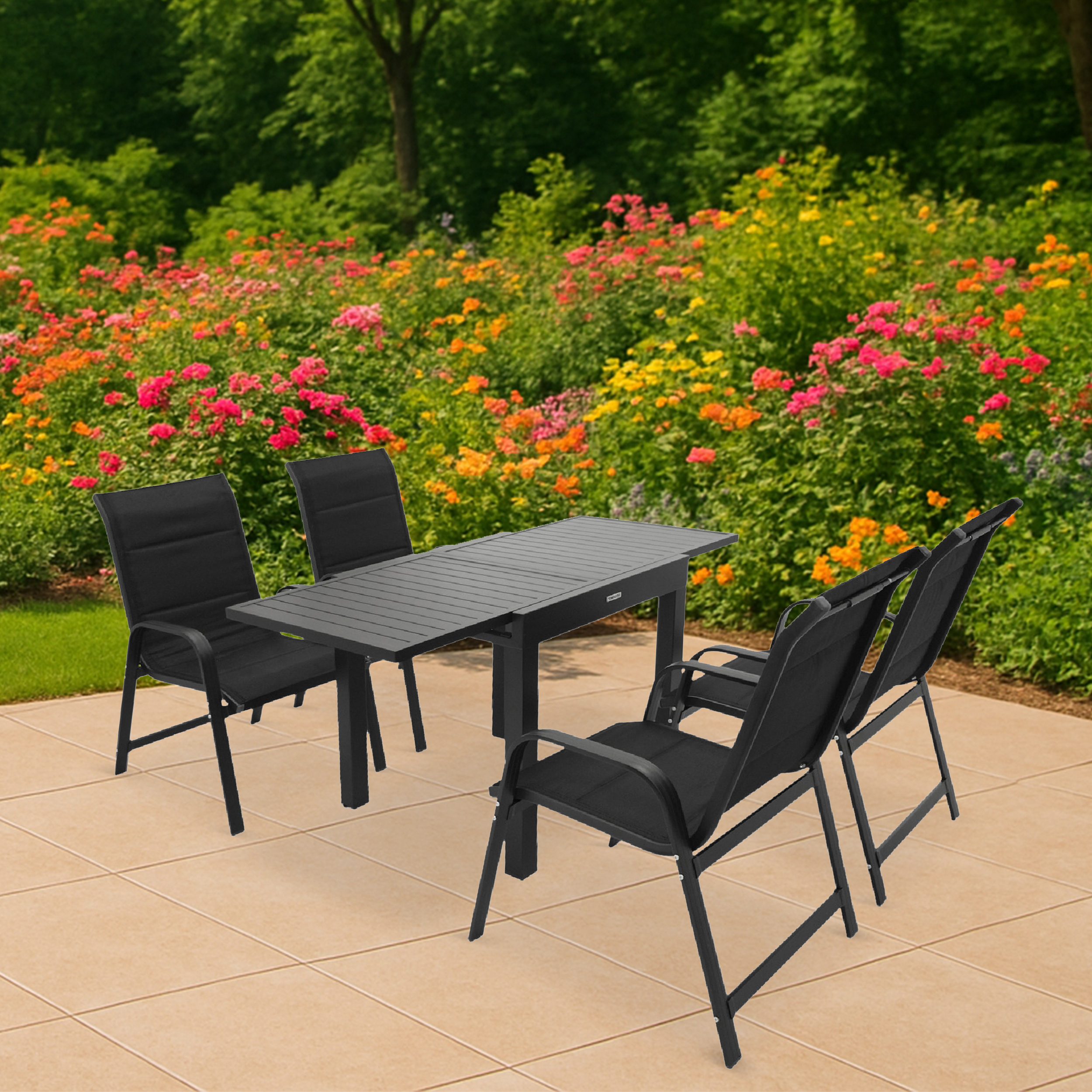 Ein schwarzer Gartentisch mit vier Stühlen auf einer gefliesten Terrasse, mit Blumen im Hintergrund.