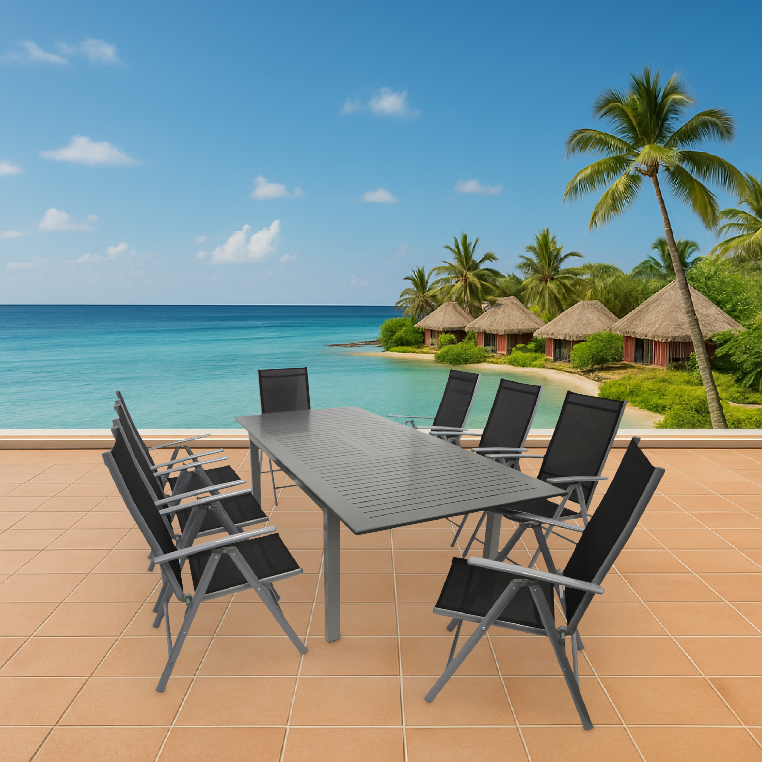 Ein grauer Tisch mit acht schwarzen Stühlen auf einer gefliesten Terrasse mit Blick auf ein tropisches Meer.