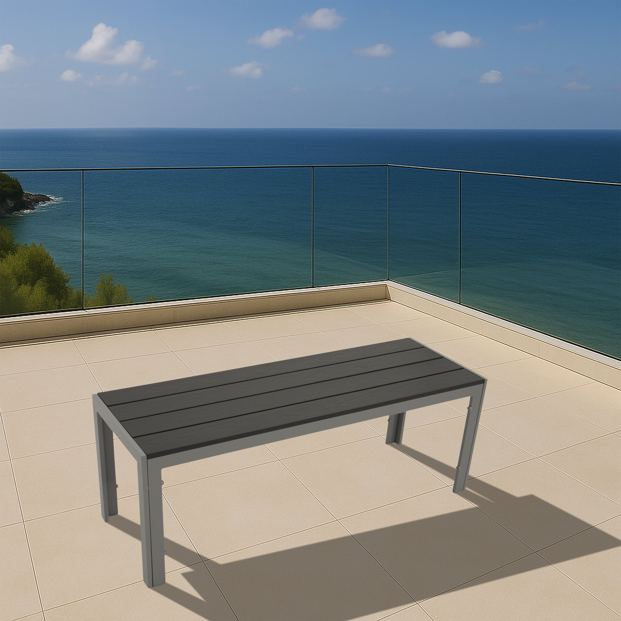 Graue Holzbank auf einer hellen Terrasse mit Blick auf das Meer und den blauen Himmel.