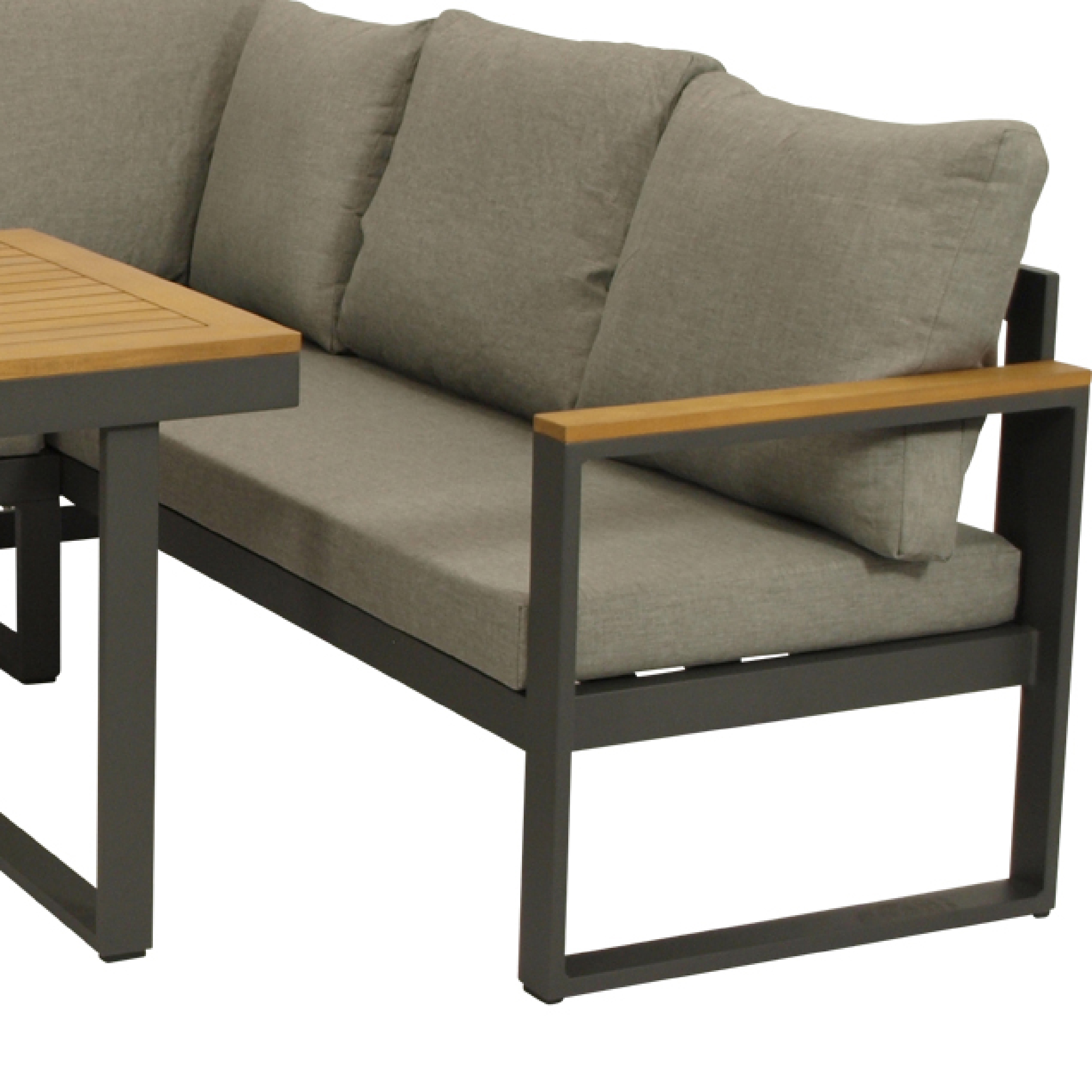 Graues Ecksofa mit Holzakzenten und einem Holztisch mit Metallgestell.
