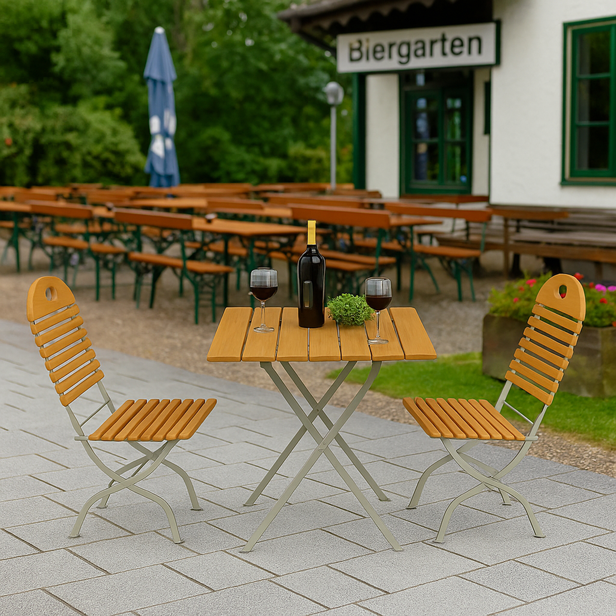 Ein Tisch mit zwei Stühlen, Wein und Gläsern im Biergarten.
