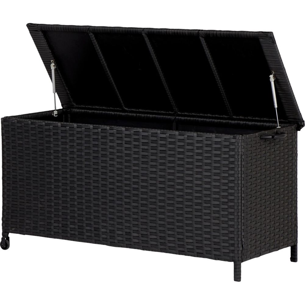 Cassapanca nera effetto rattan con coperchio aperto, su ruote e gambe.