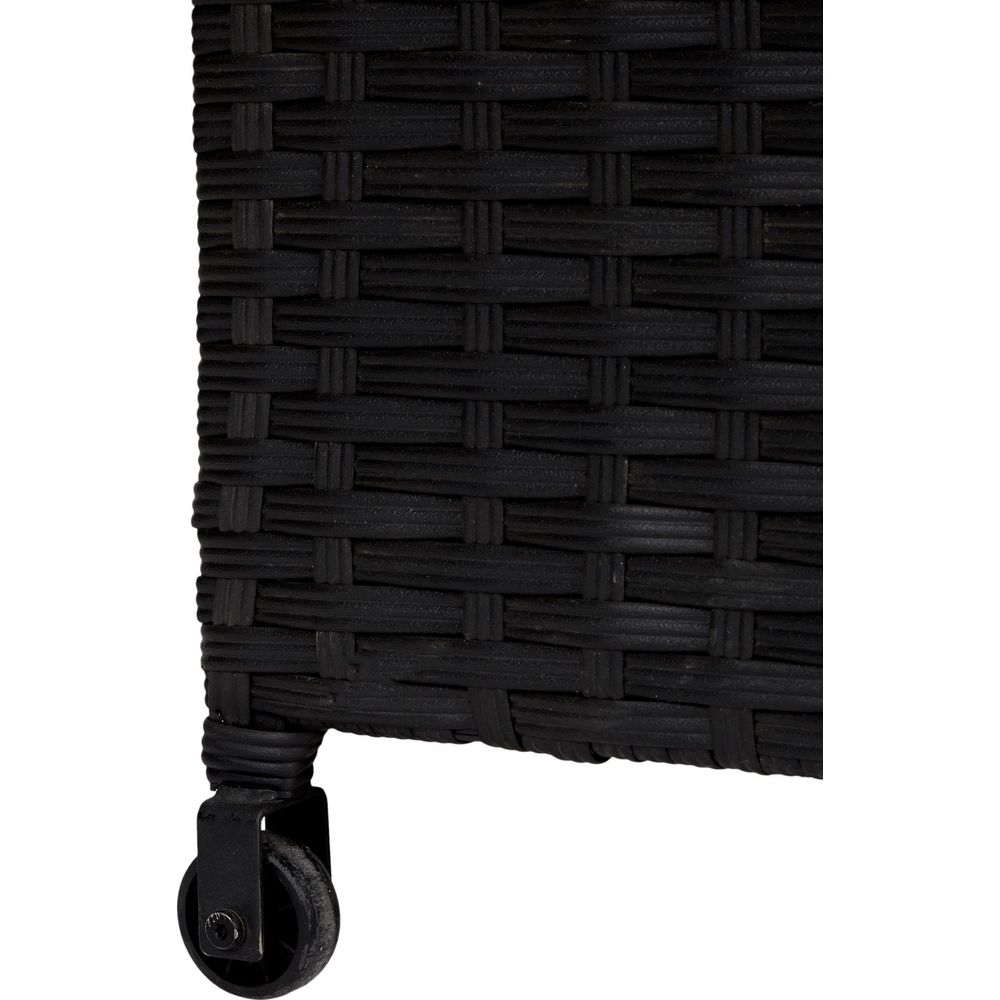 Primo piano di un mobile in vimini nero con ruota in basso.