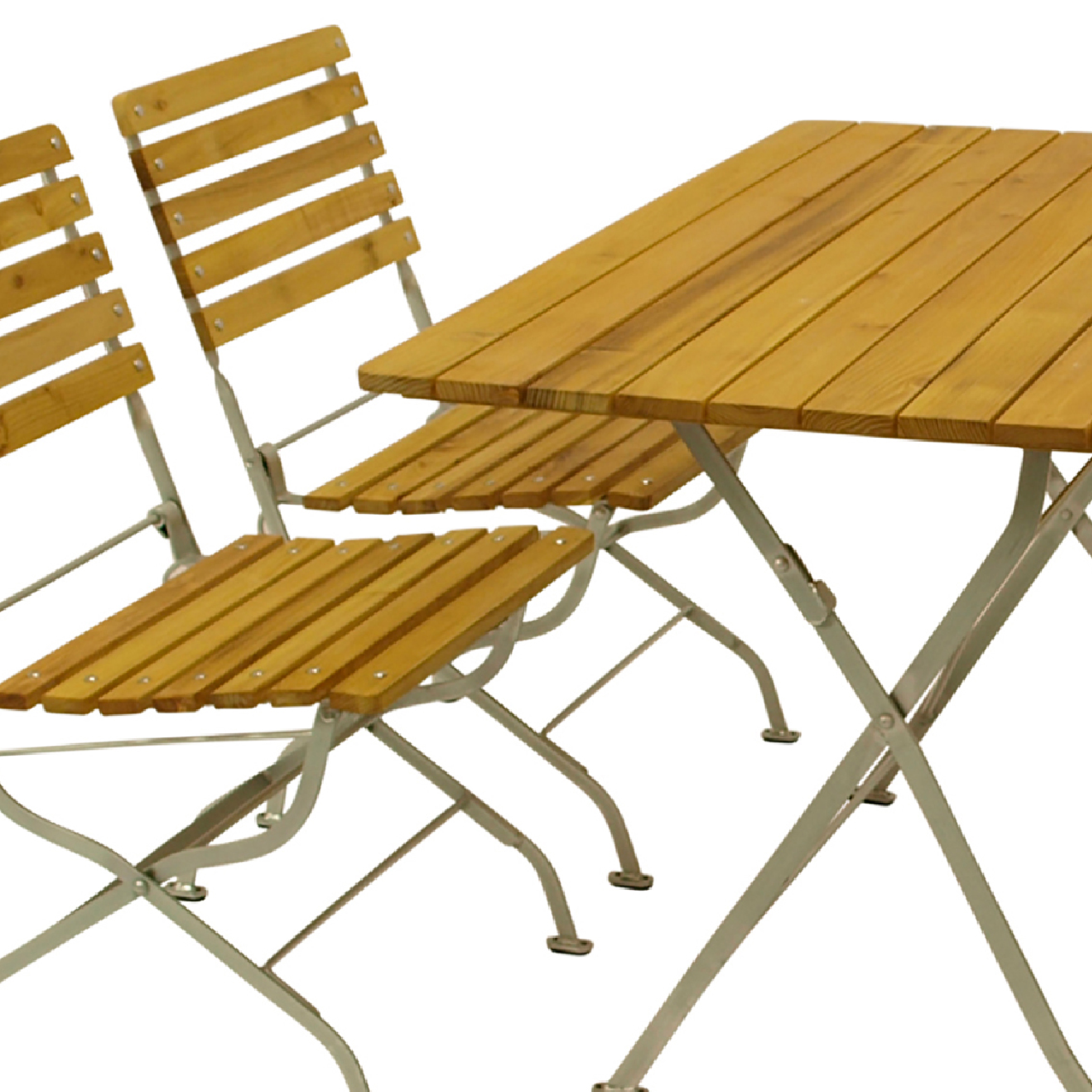 Zwei hölzerne Gartenstühle und ein Tisch mit Metallgestell.