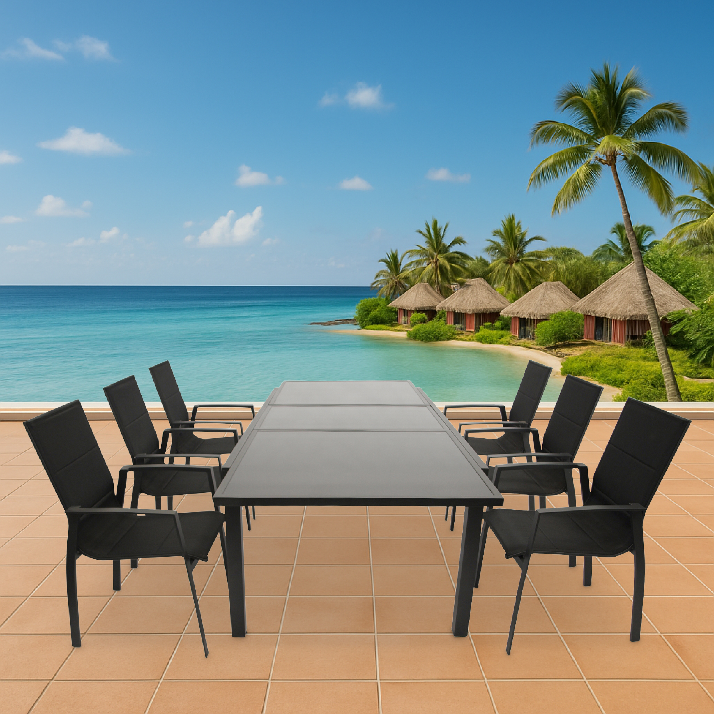 Terrasse mit Tisch und Stühlen am Meer mit Hütten und Palmen.