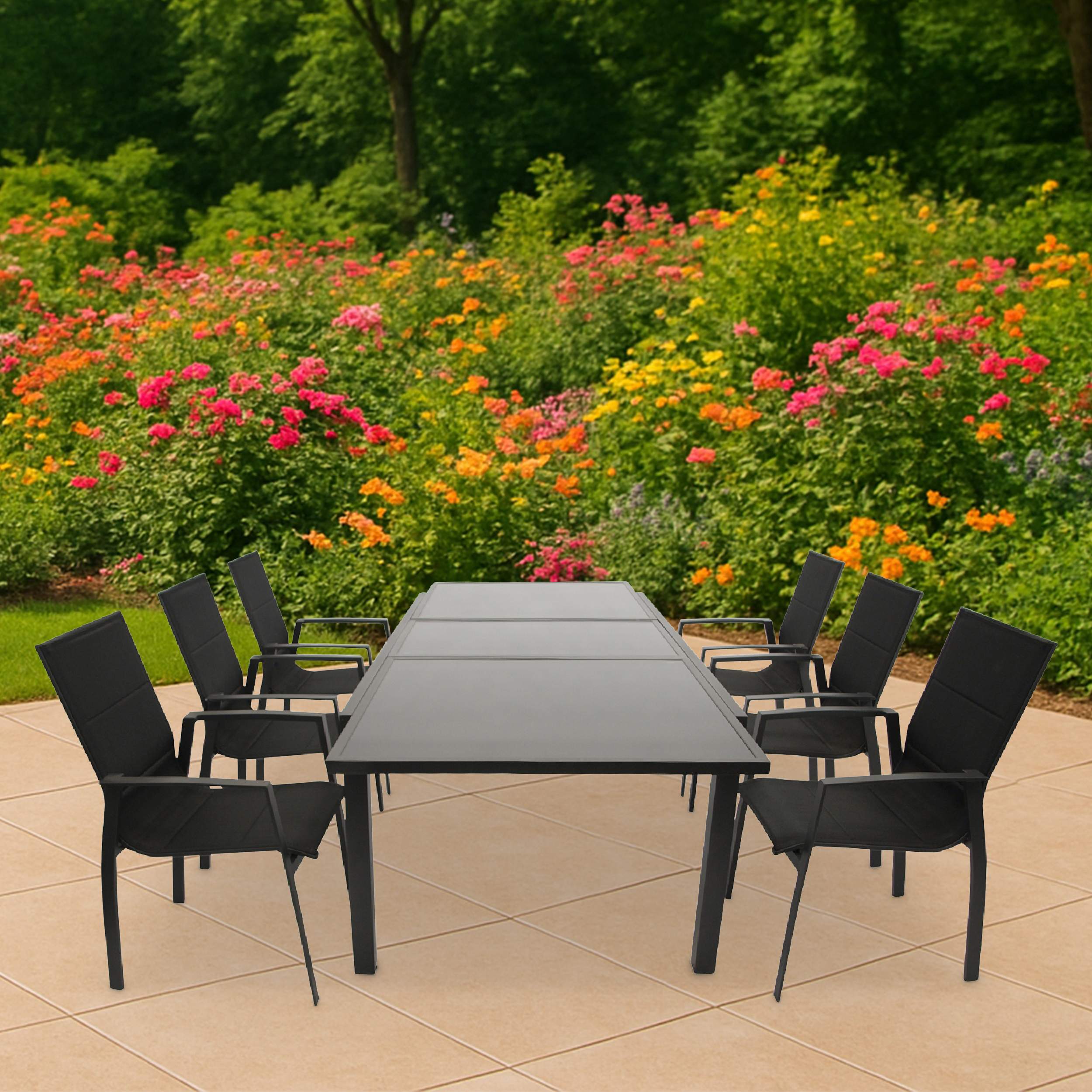Ein schwarzer Gartentisch mit sechs Stühlen steht auf einer gefliesten Terrasse vor blühenden Blumen.