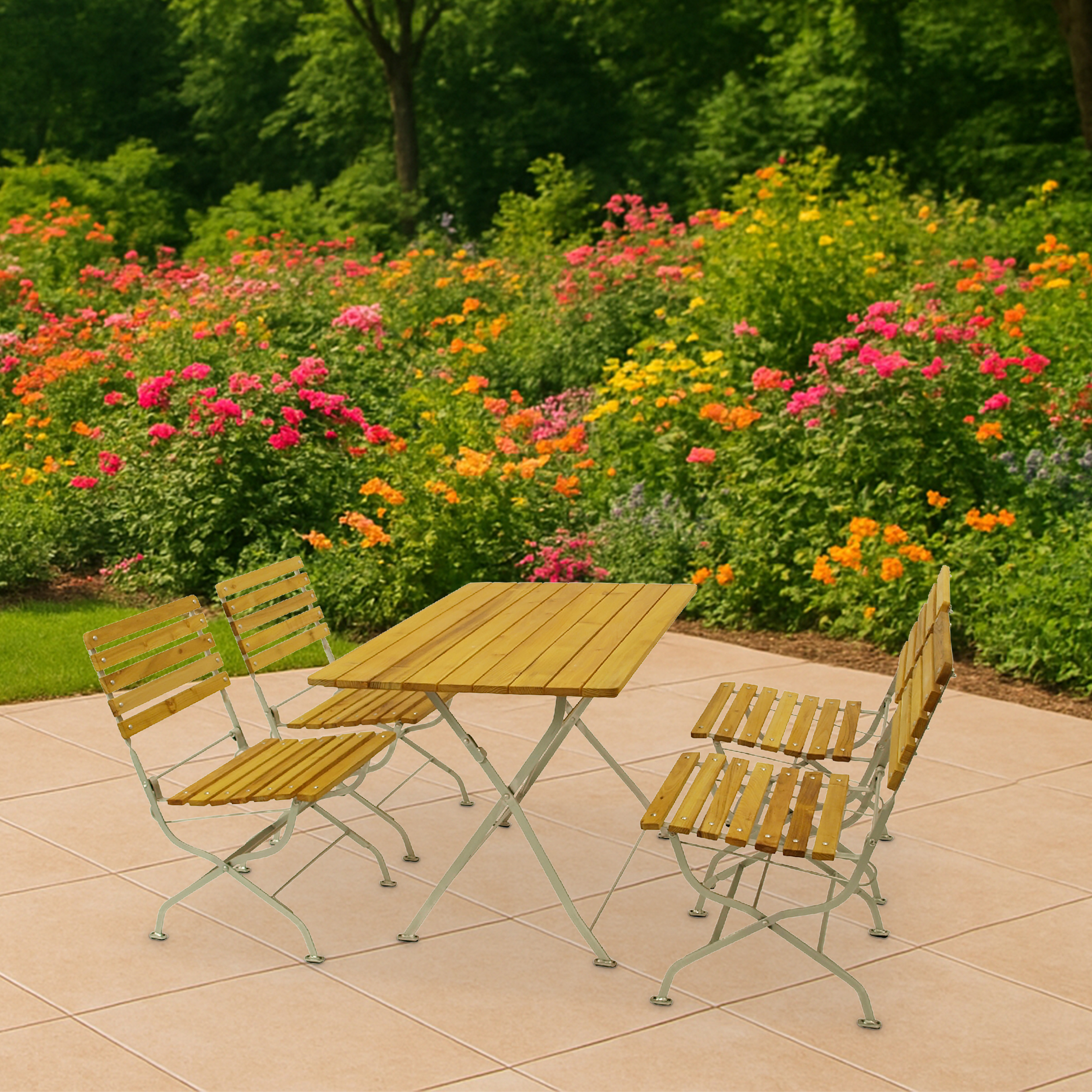 Holztisch und Stühle auf einer Terrasse mit bunten Blumen und Bäumen im Hintergrund.