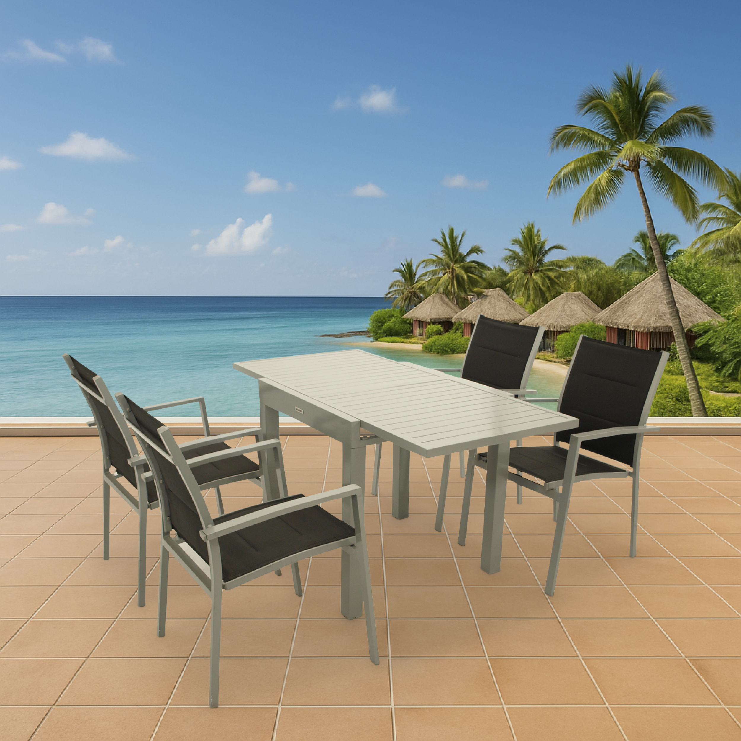 Gartensitzgruppe mit Tisch und Stühlen auf einer gefliesten Terrasse mit Blick auf tropischen Strand.