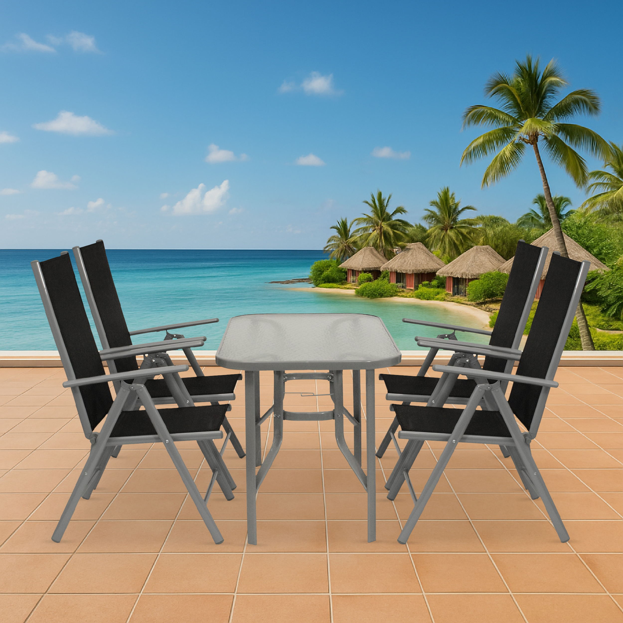 Gartentisch mit vier Stühlen am Strand mit Palmen und Hütten.