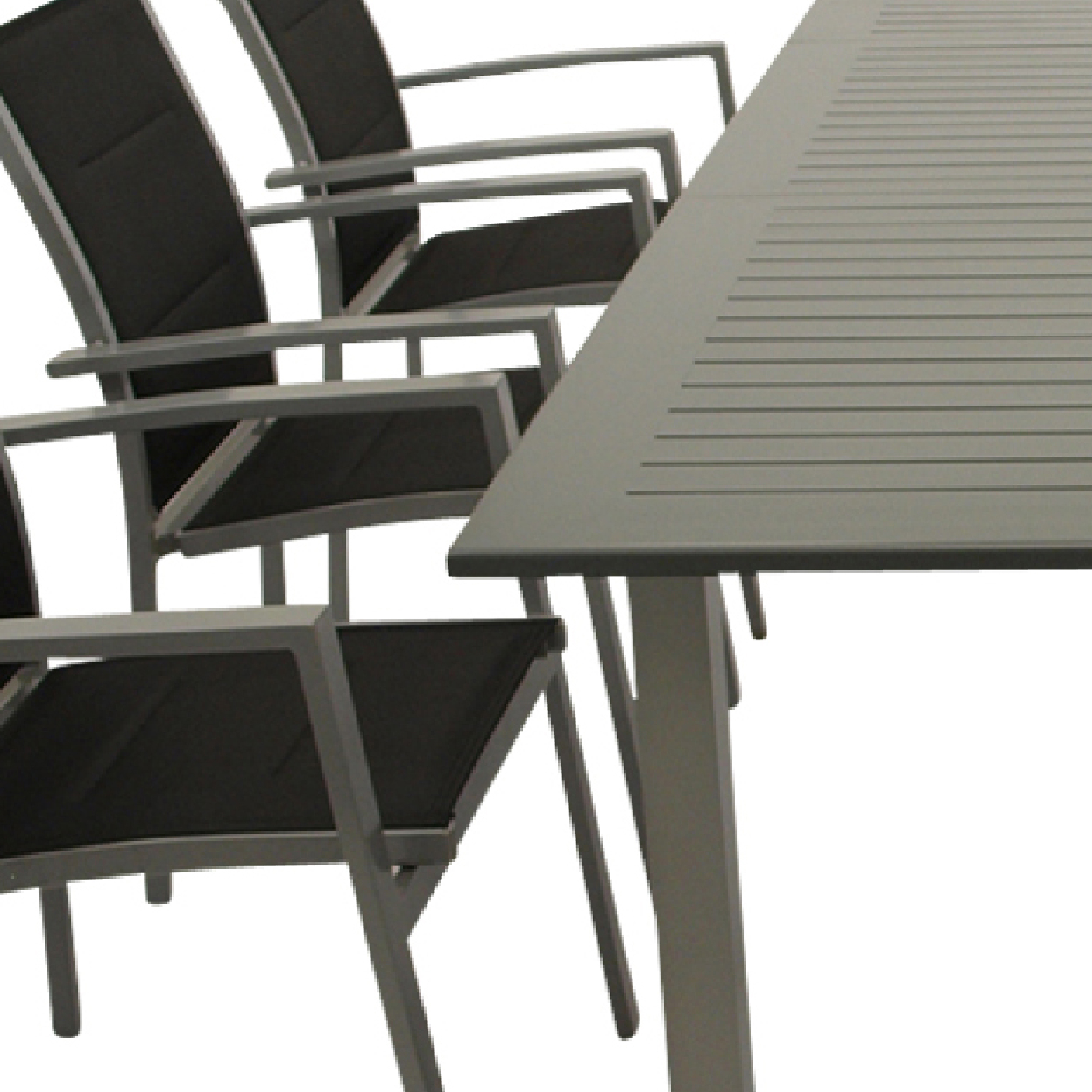 Grauer Tisch mit mehreren schwarzen Stühlen mit Metallrahmen.