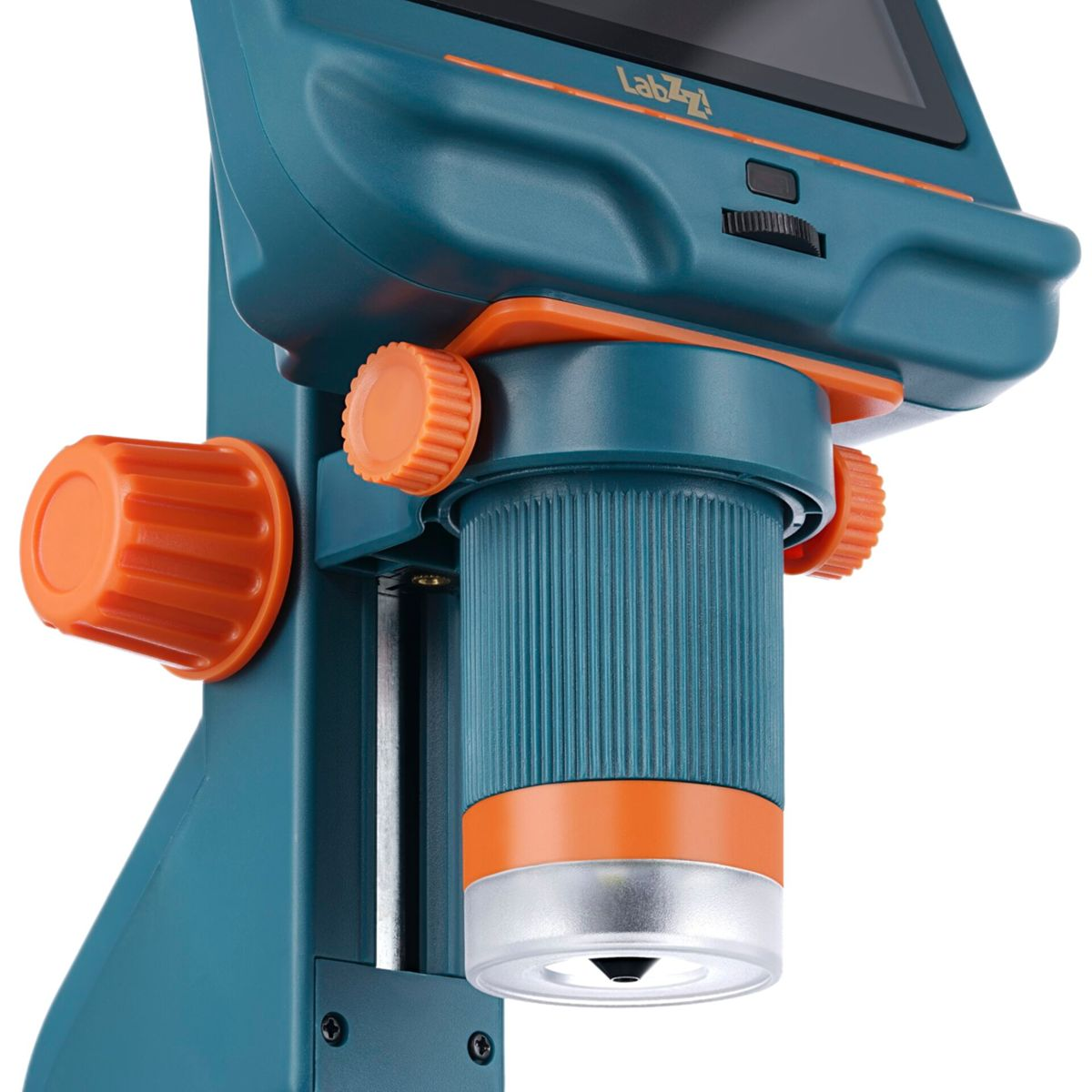 Nahaufnahme eines blauen Mikroskops mit orangefarbenen Knöpfen und silbernem Objektiv.