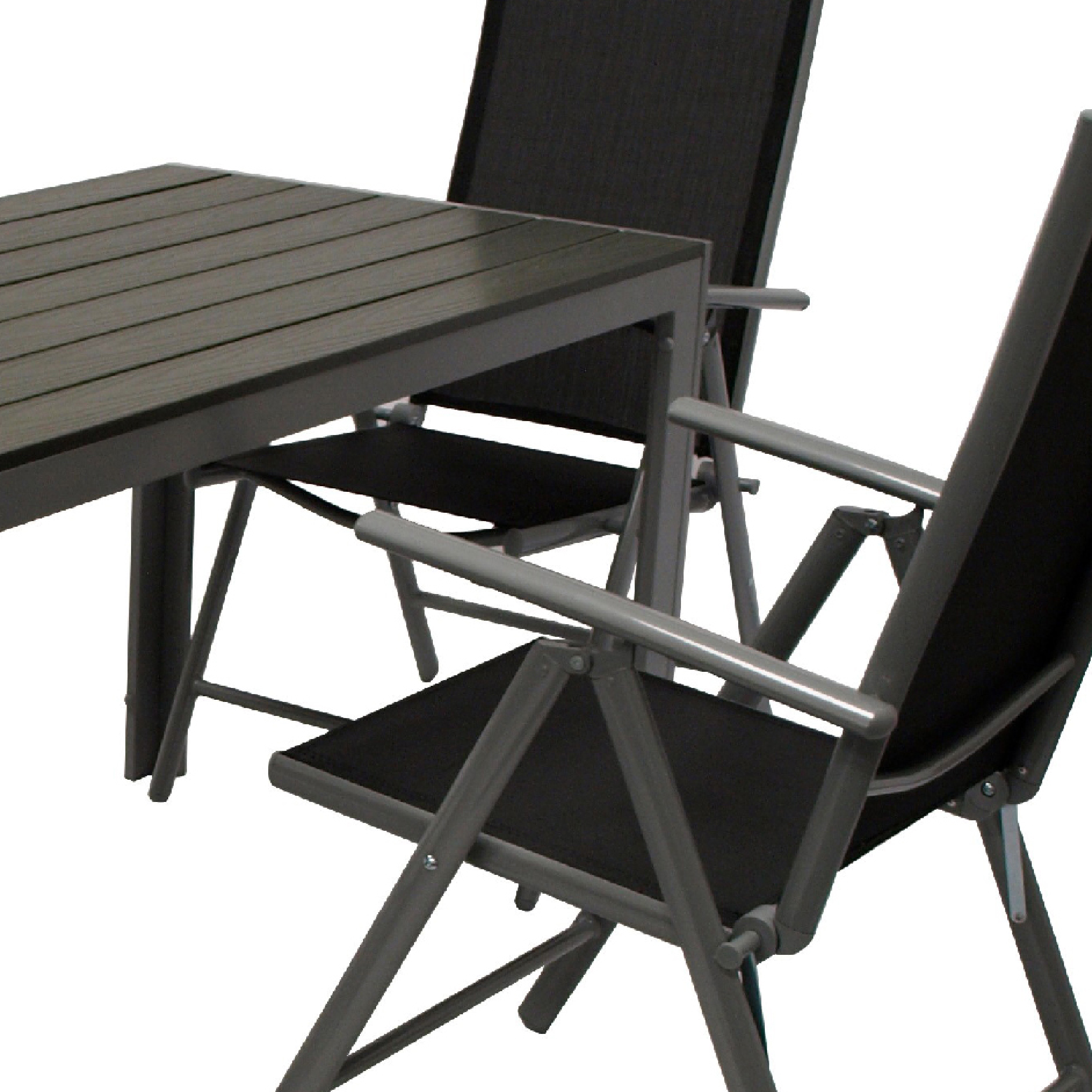 Dunkeltisch und schwarze Stühle mit Metallrahmen