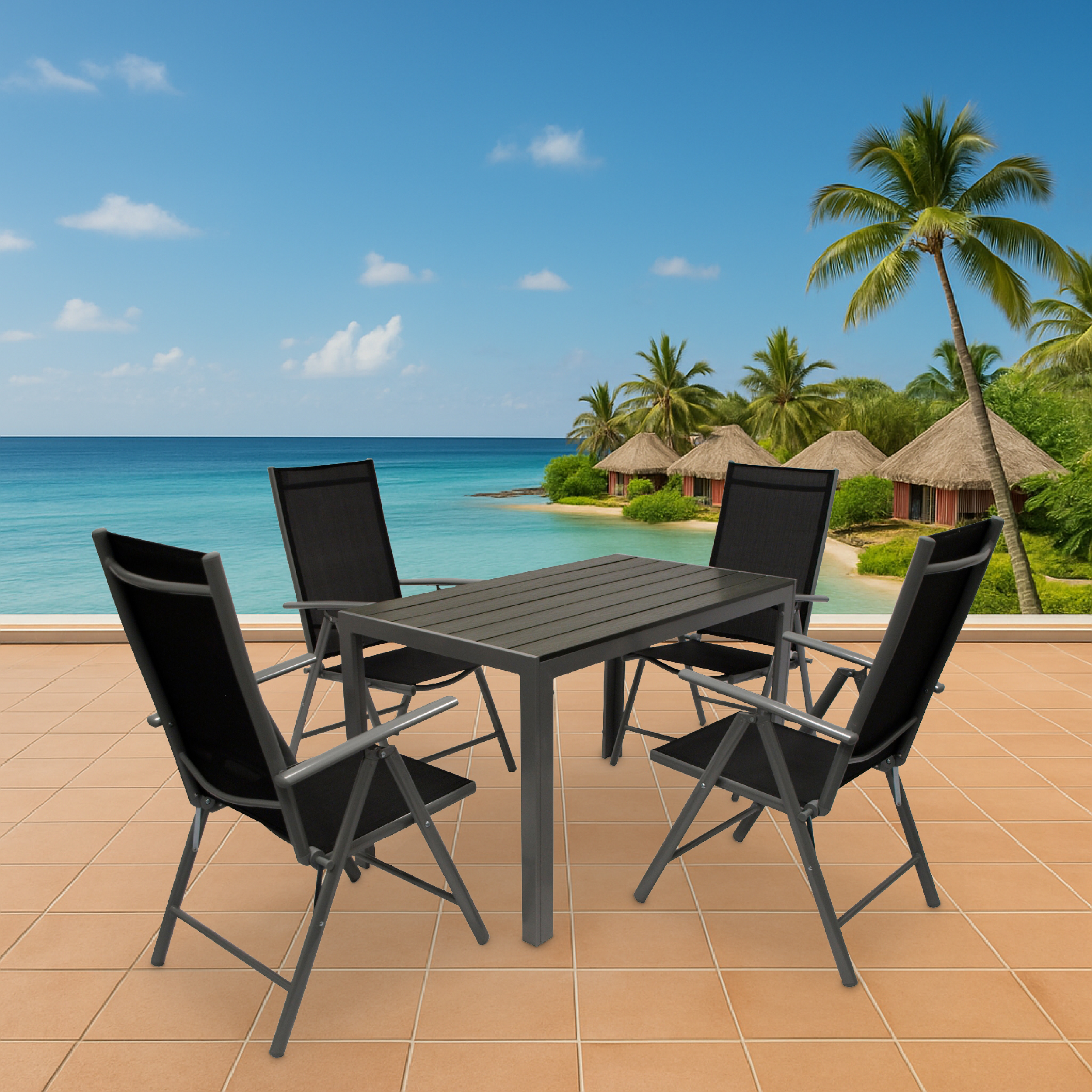Ein schwarzer Tisch mit vier Stühlen auf einer Terrasse mit Blick auf das Meer und Hütten.