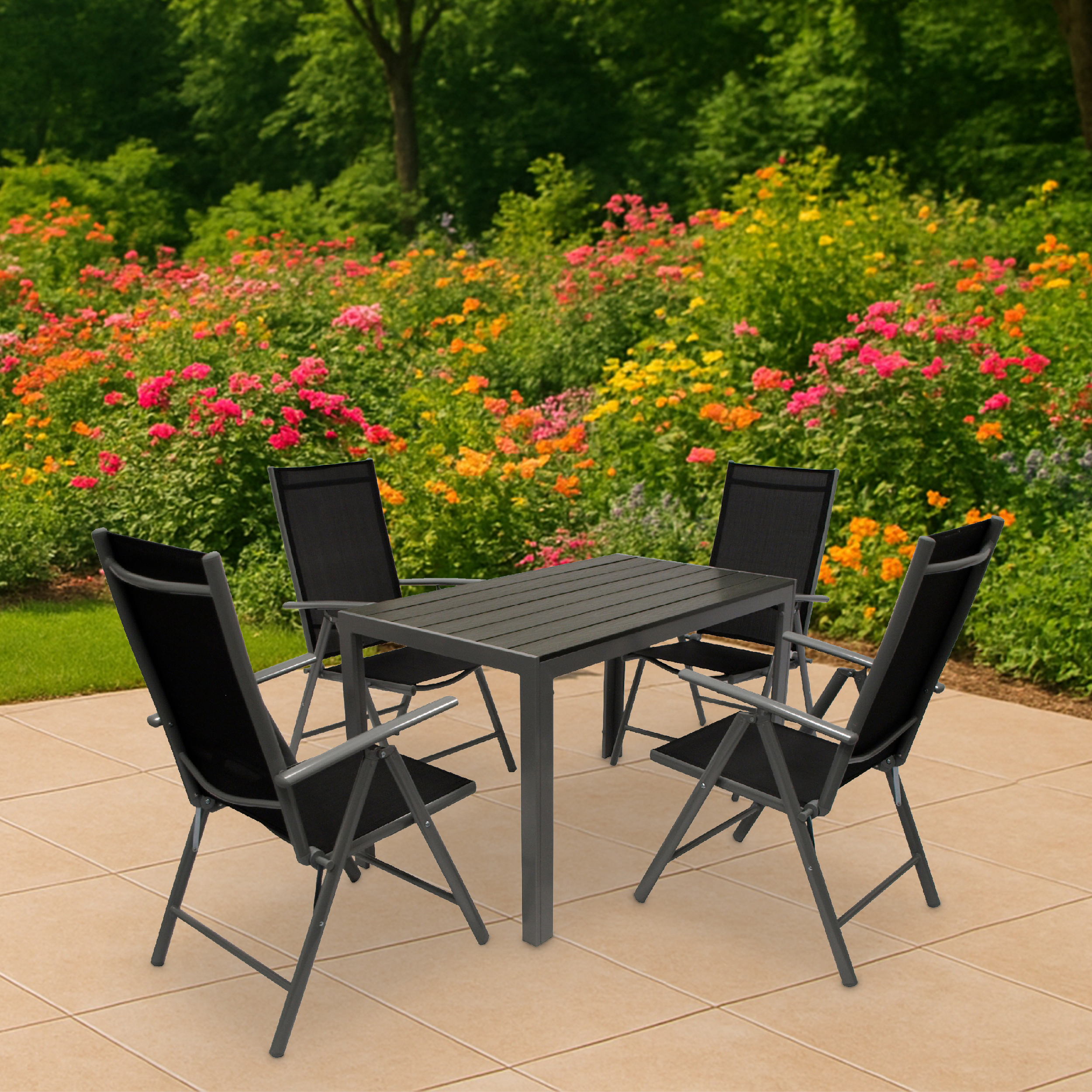 Ein dunkler Gartentisch mit vier Stühlen steht auf einer gefliesten Terrasse vor blühenden Rosen.