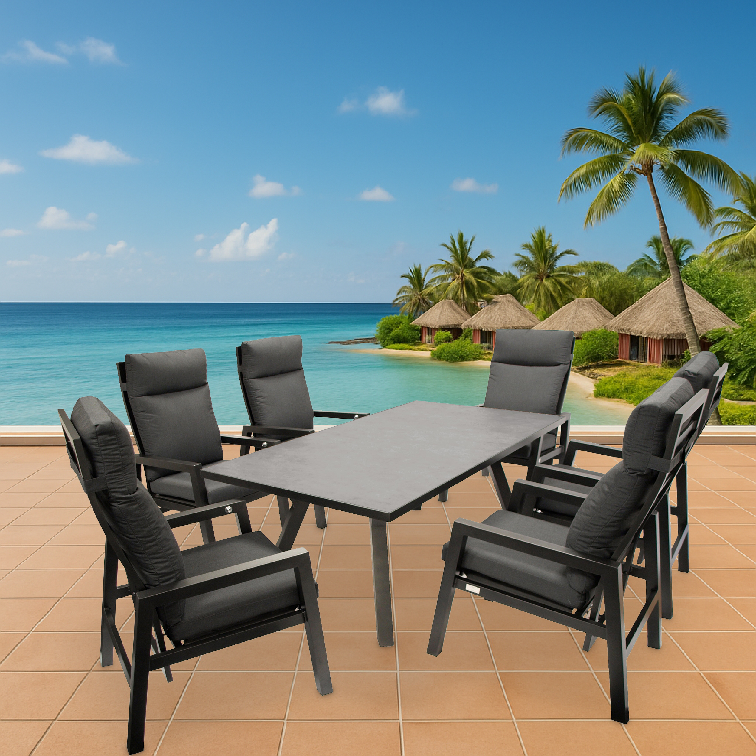 Ein Esstisch mit sechs Stühlen auf einer Terrasse mit Blick auf ein tropisches Meer.