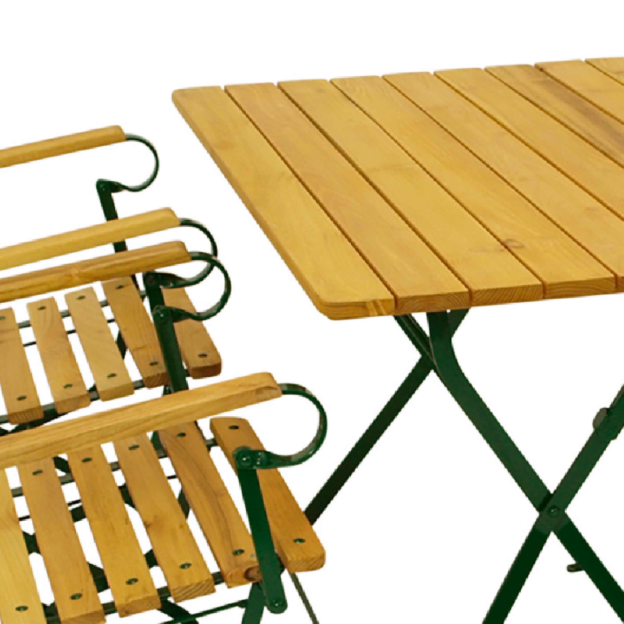 Ein hölzerner Gartentisch und zwei Stühle mit dunkelgrünem Metallgestell.