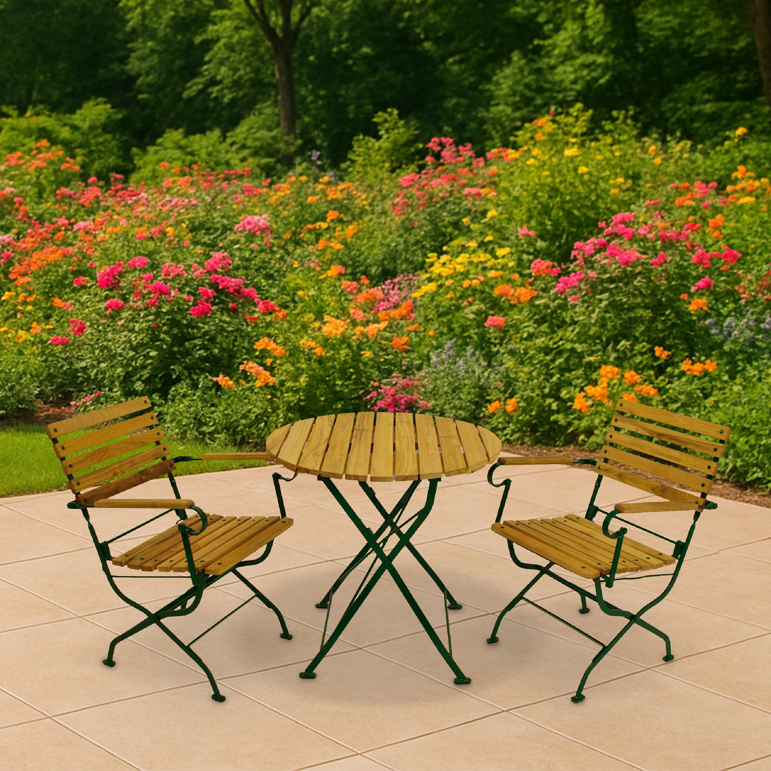 Holztisch und Stühle auf gepflasterter Terrasse vor blühenden Blumen.