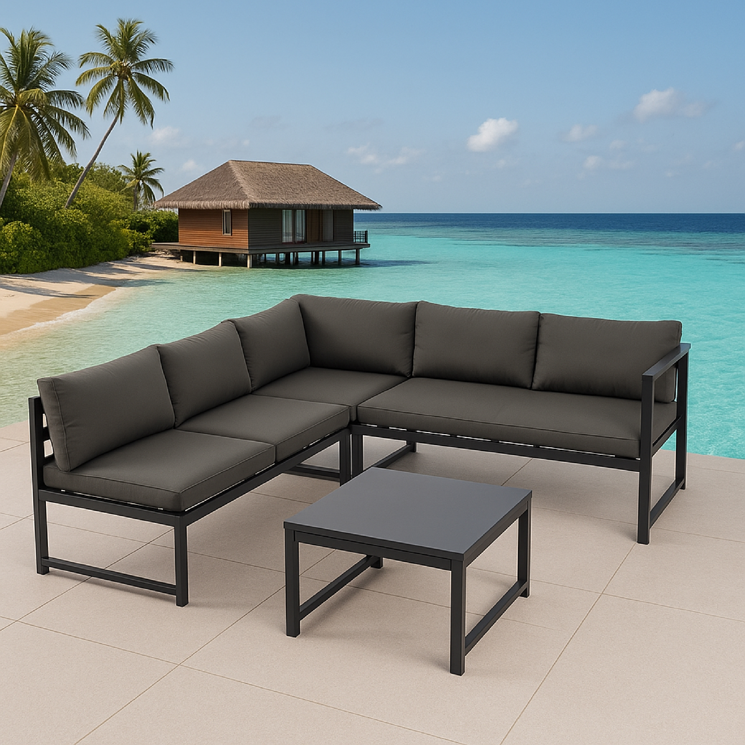 Dunkelgraues Ecksofa und Couchtisch auf einer Terrasse mit Blick auf das Meer.