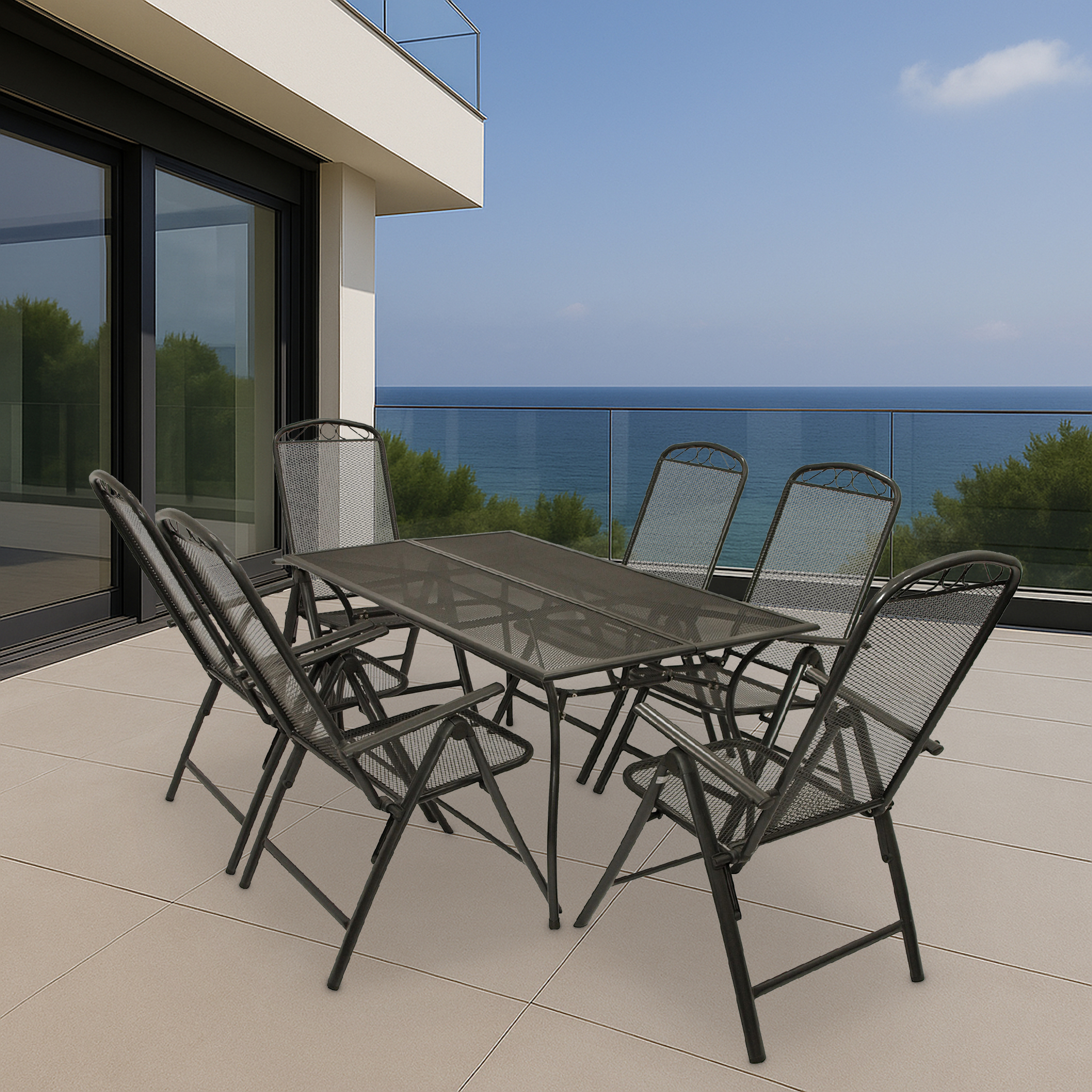 Dunkles Metall-Terrassenmöbel mit Tisch und Stühlen auf gefliestem Balkon mit Meerblick.