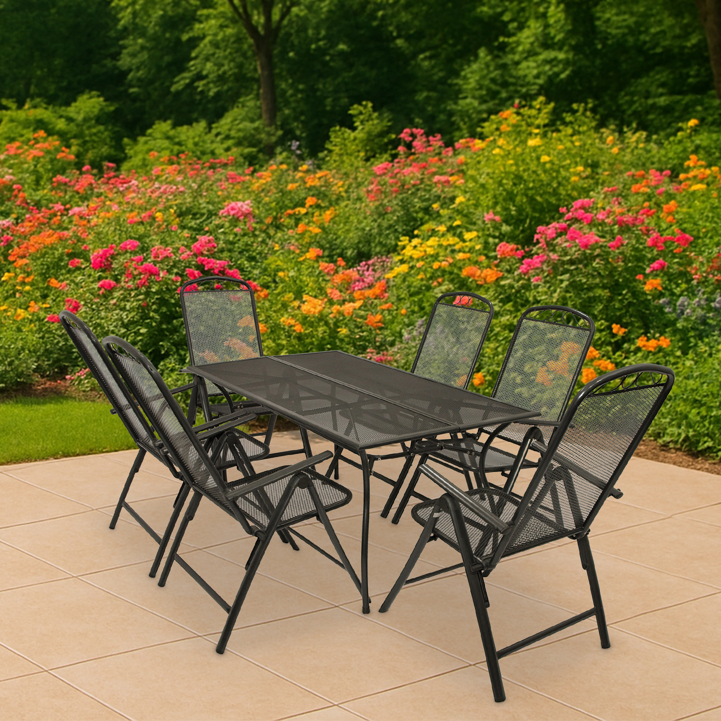 Ein schwarzer Metalltisch mit sechs Stühlen auf einer beigen Pflasterterrasse, umgeben von Blumen.