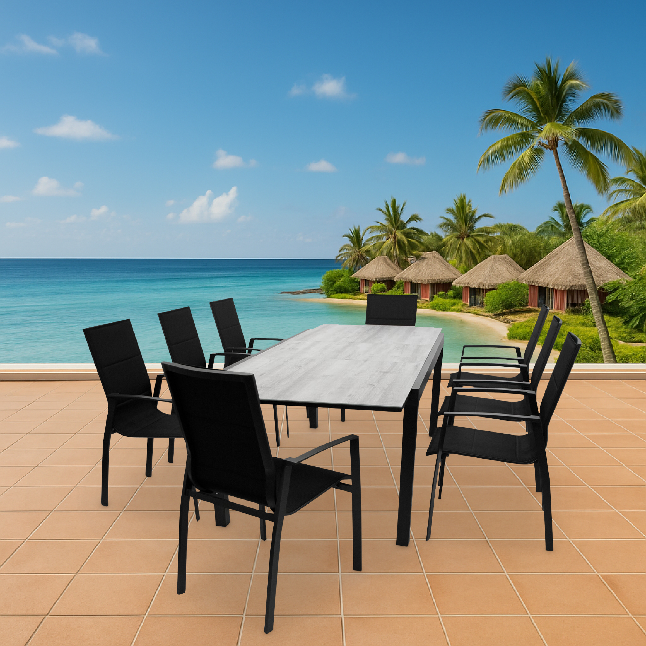 Ein Tisch mit sechs schwarzen Stühlen steht auf einer Terrasse am Meer mit Hütten und Palmen.