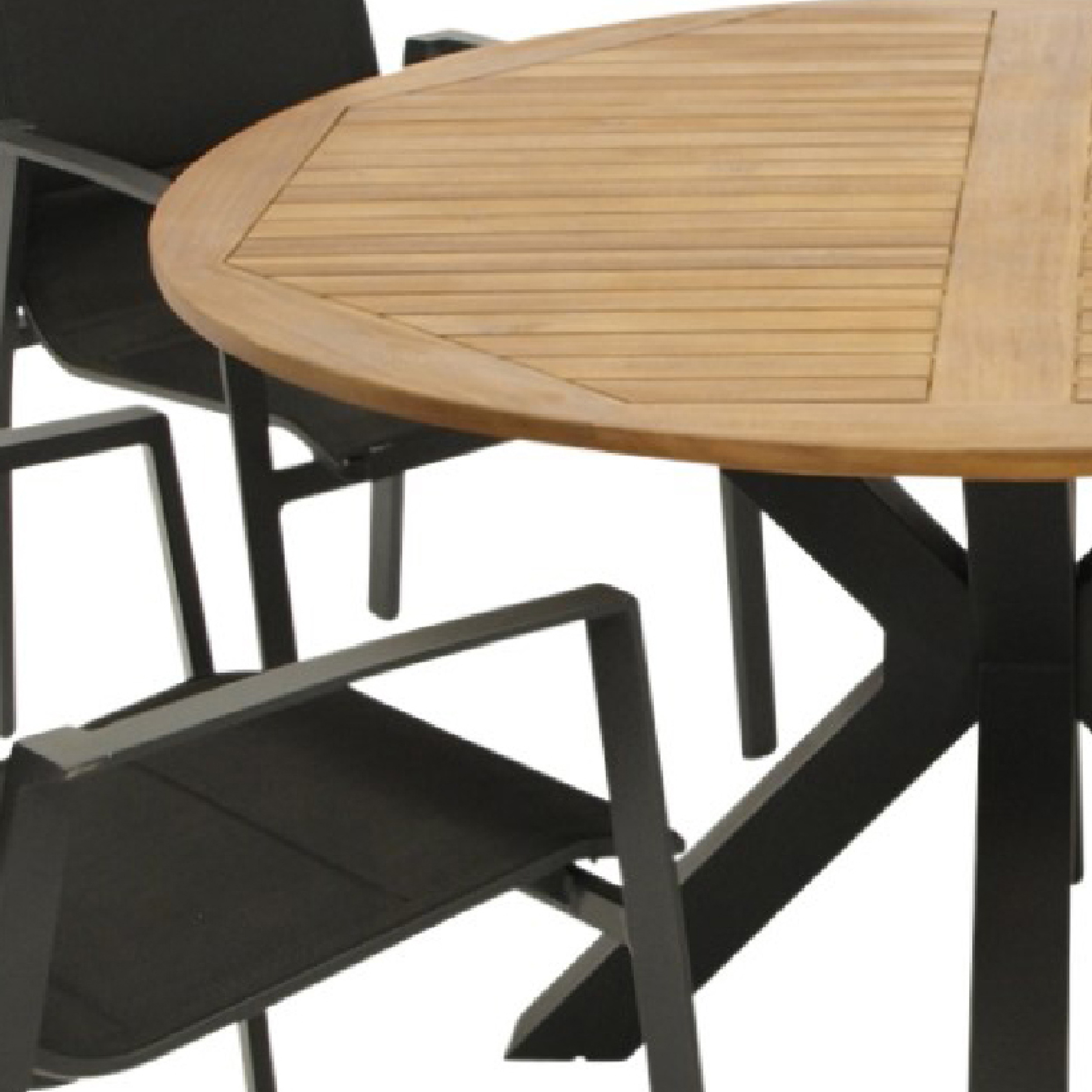 Runder Holztisch mit schwarzen Stuhlbeinen und Sitzflächen.