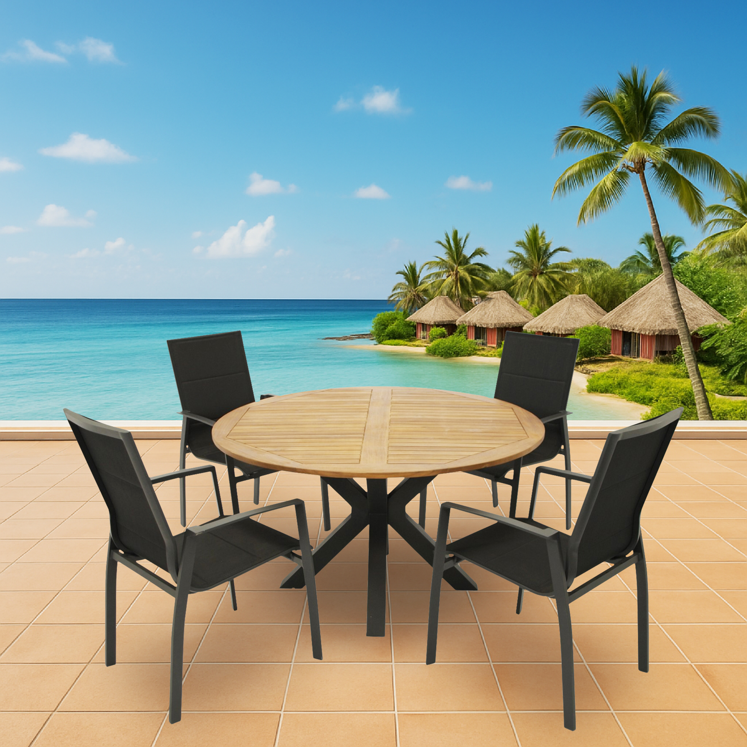 Ein runder Holztisch mit vier schwarzen Stühlen auf einer gefliesten Terrasse mit Blick auf das Meer.