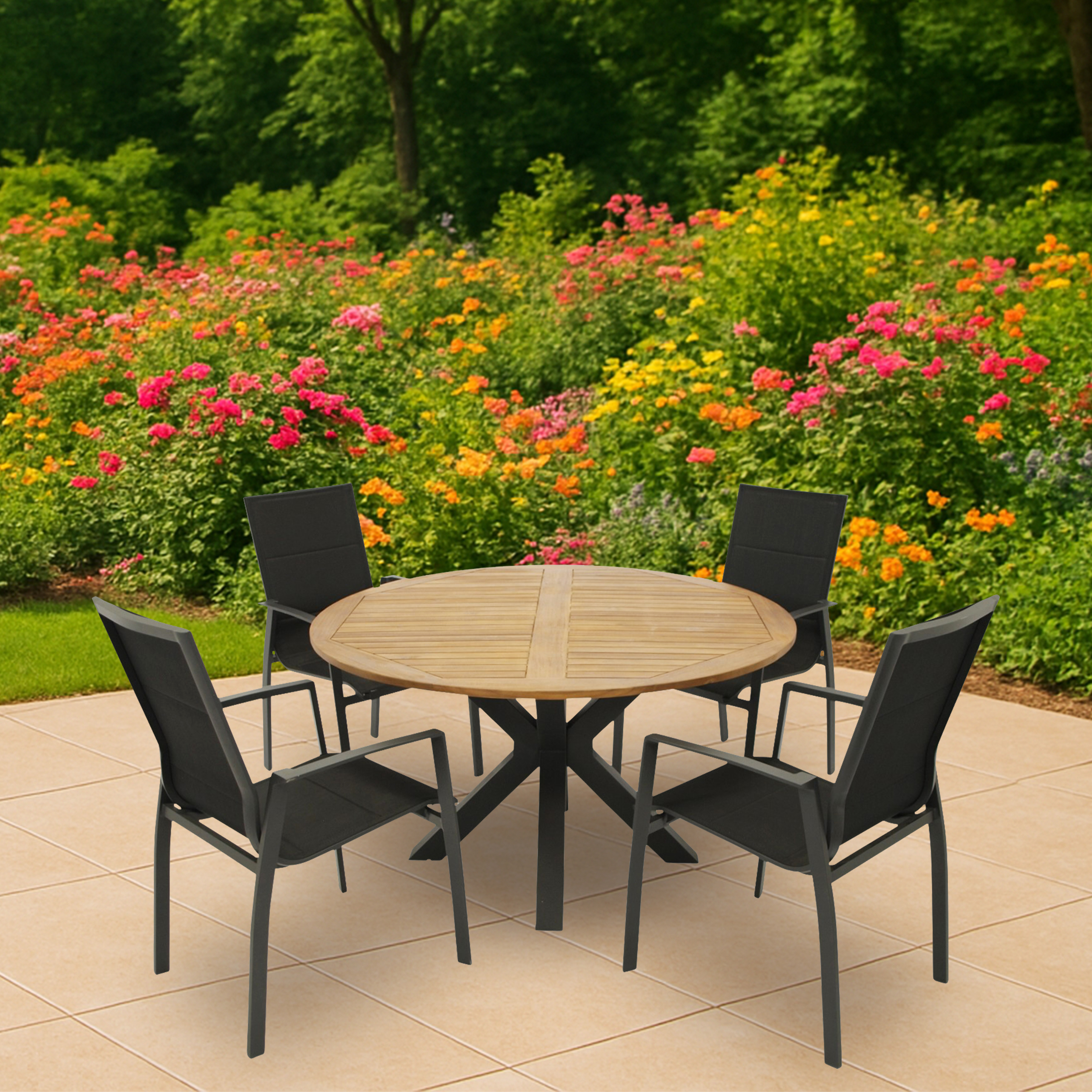 Ein runder Holztisch mit vier schwarzen Stühlen auf einer Terrasse mit Blumen im Hintergrund.