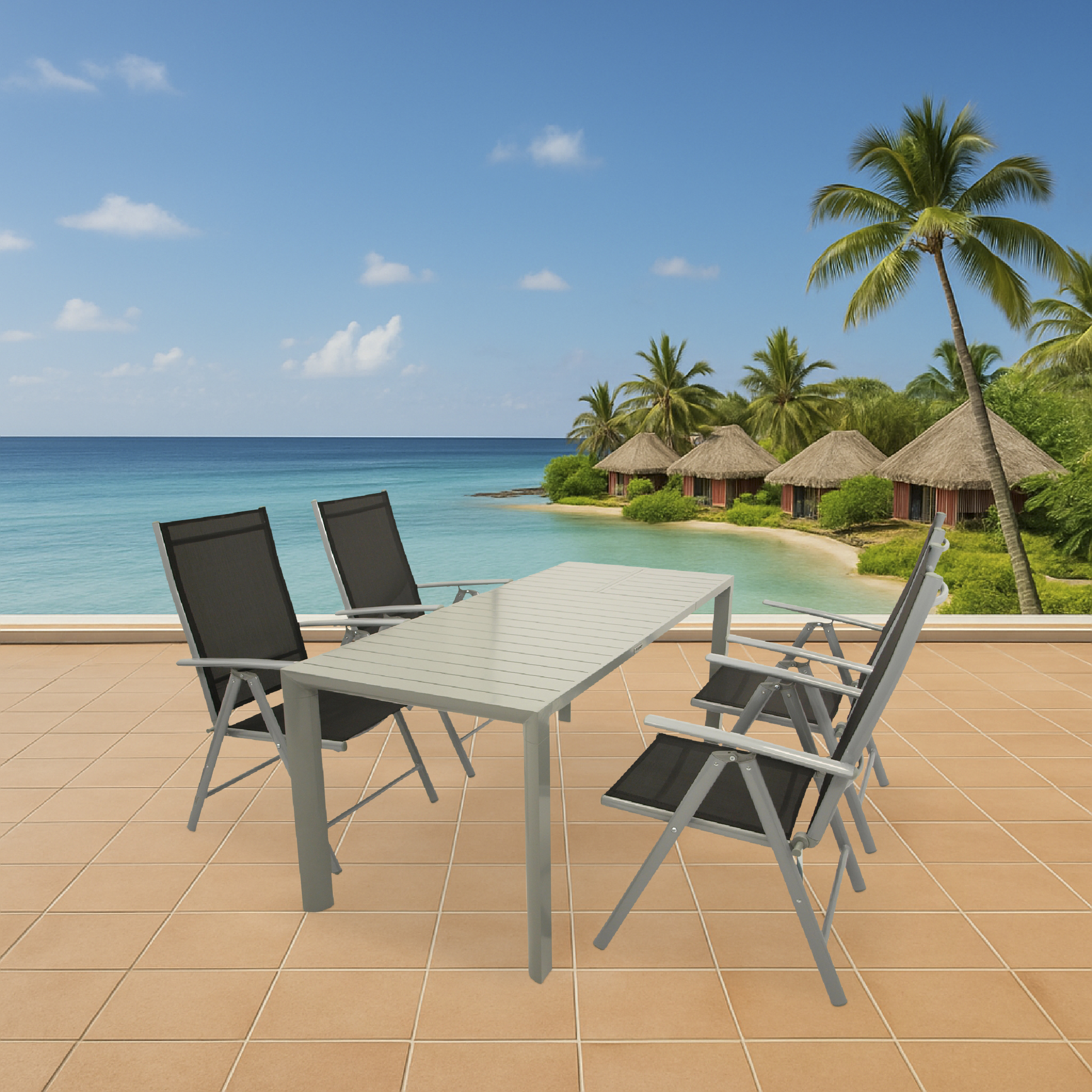 Ein Tisch mit vier Stühlen auf einer Terrasse mit Blick auf ein tropisches Meer und Hütten.