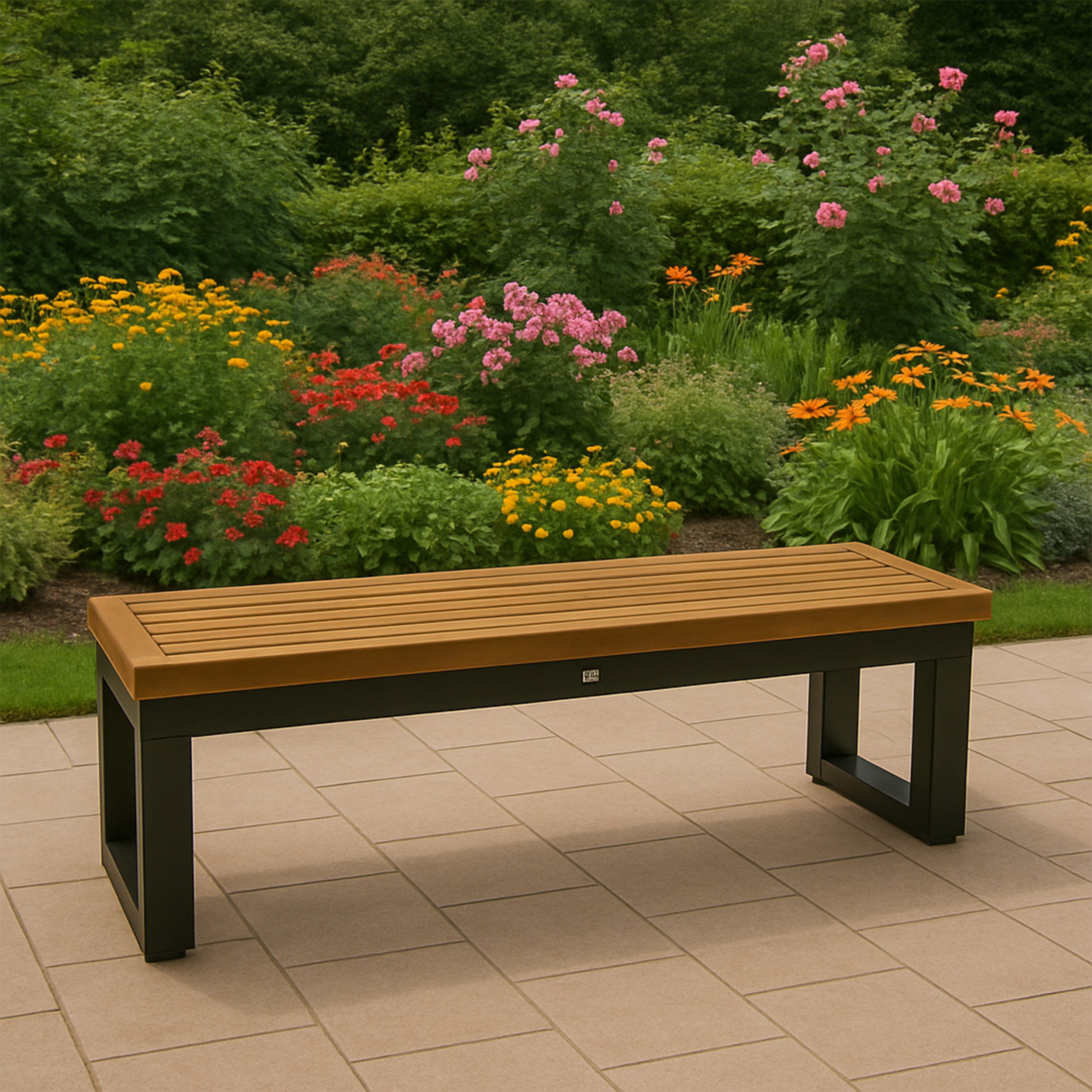 Eine Holzbank steht auf einer gefliesten Terrasse vor einem blühenden Garten.