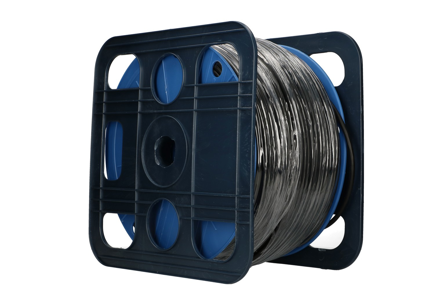 Un rocchetto scuro con filo grigio su un nucleo blu, in un supporto di plastica scuro.