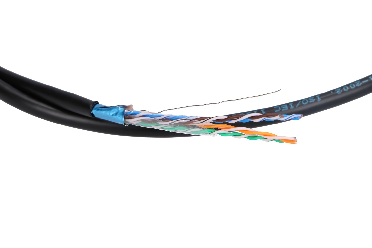 Un cavo nero tagliato che mostra fili colorati ritorti e un filo argentato.