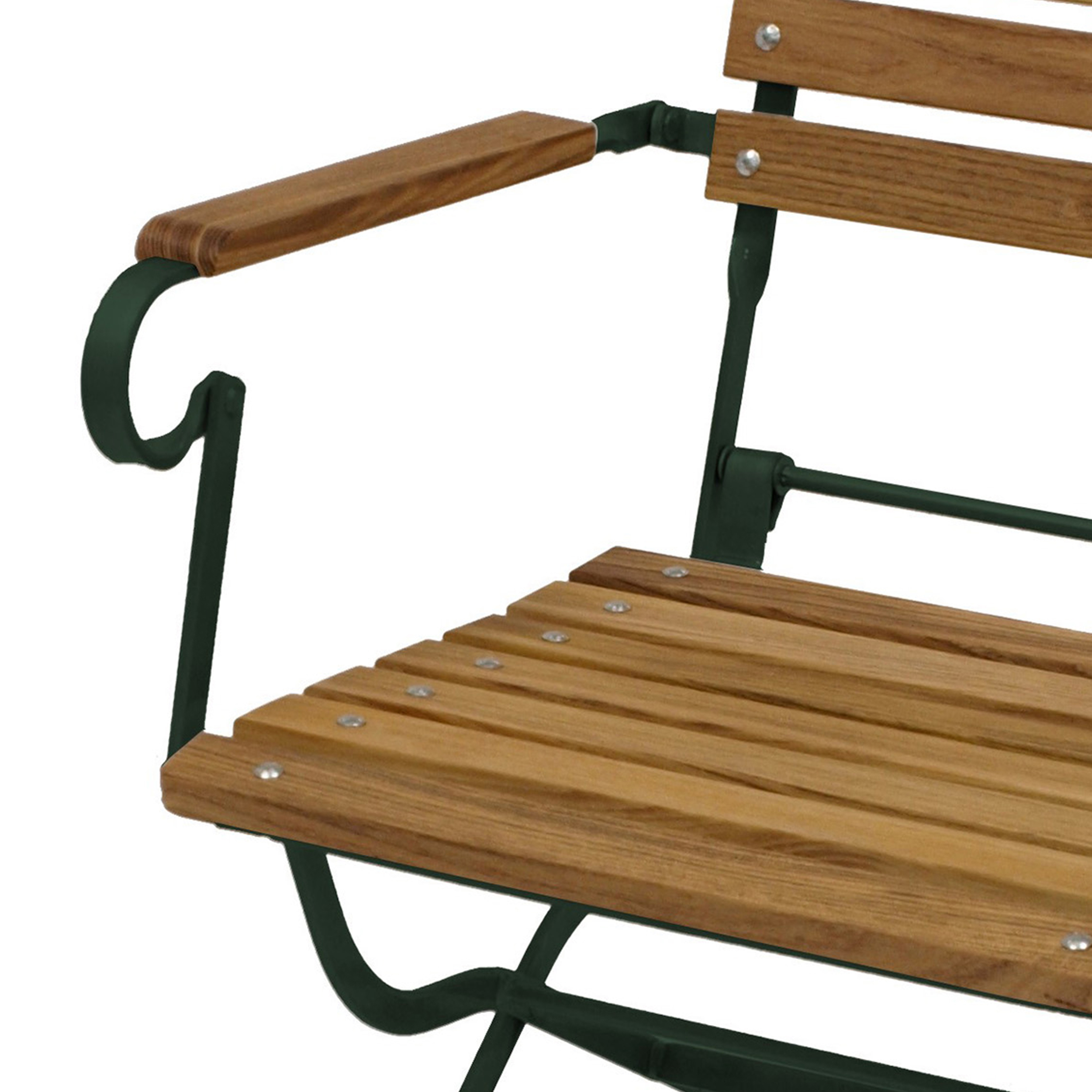 Holzlattenbank mit dunklem Metallgestell und Armlehne.