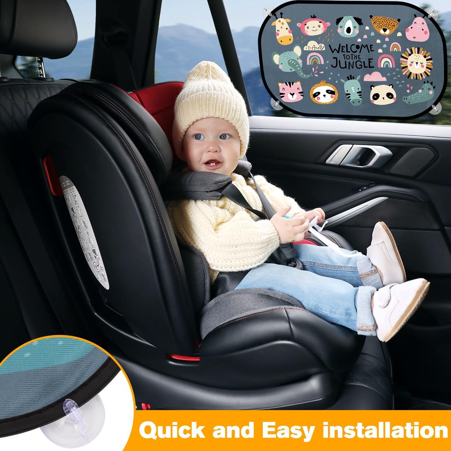 Ein Baby sitzt in einem Autositz, ein Sonnenschutz mit Tieren ist angebracht.