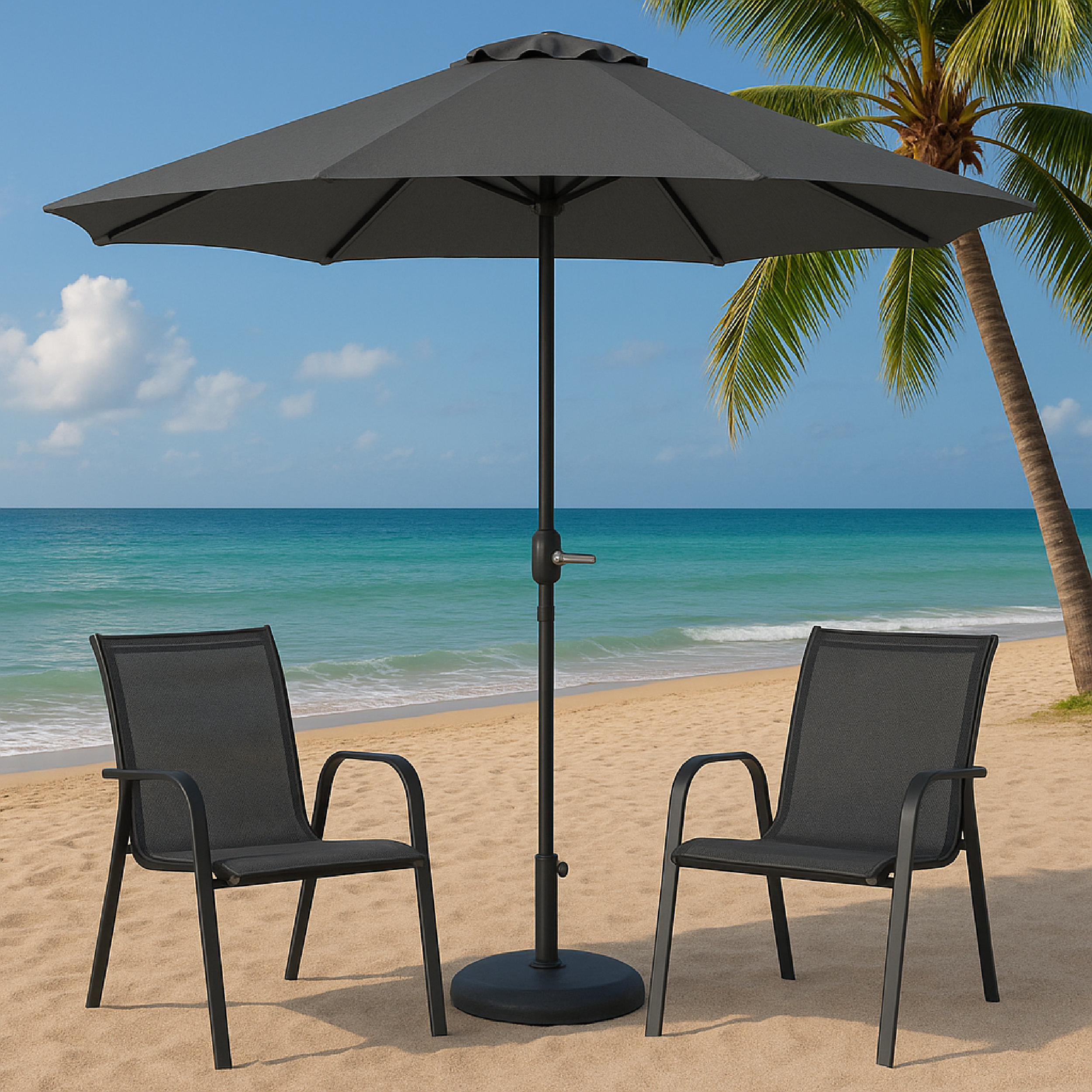 Zwei schwarze Stühle und ein Sonnenschirm stehen am Strand.