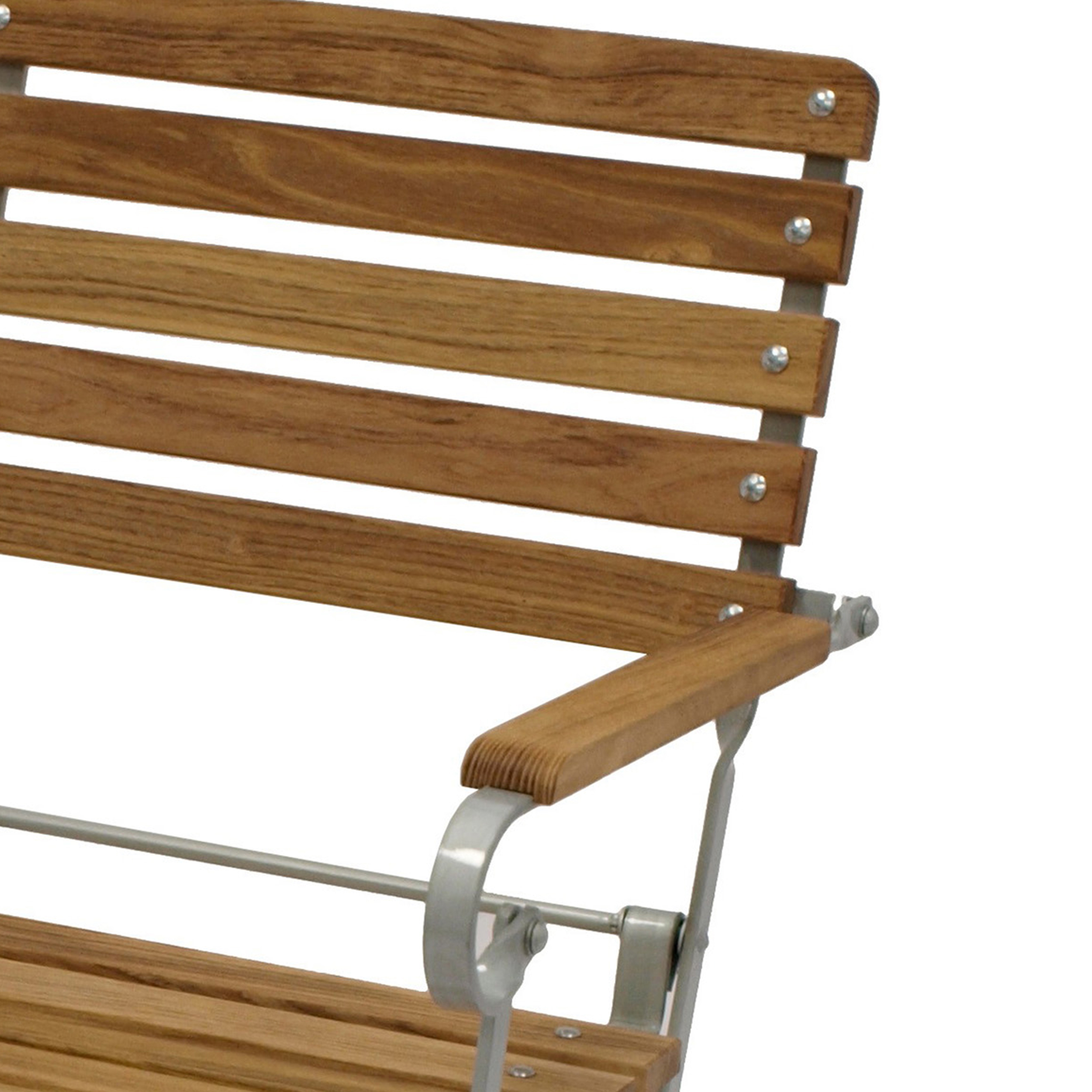 Eine Nahaufnahme einer Holzbank mit Metallgestell und Armlehne.